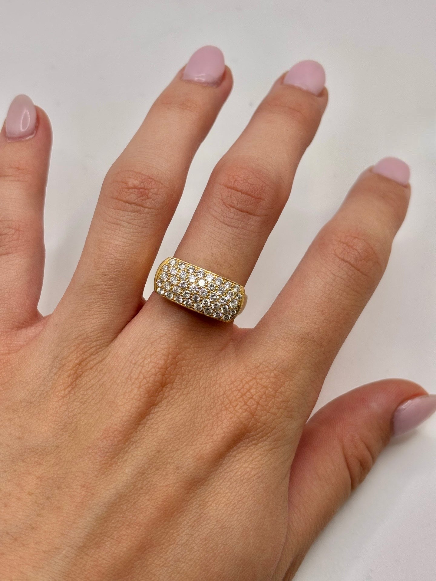 Bague en or jaune 18 carats sublimée par des diamants totalisant 1 carat. Ce bijou raffiné associe la chaleur de l’or jaune à l’éclat intemporel des diamants pour un rendu lumineux et élégant. Une création joaillière idéale pour célébrer une occasion spéciale ou enrichir une collection de bijoux précieux.