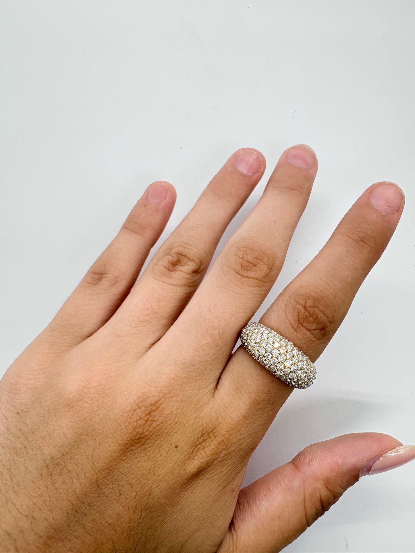 Bague en or jaune 18K (750‰) sertie de diamants totalisant 2,06 carats. Cette bague de luxe allie l'éclat chaleureux de l'or jaune à la brillance exceptionnelle des diamants pour offrir un bijou raffiné et intemporel. Idéale comme bague de fiançailles, bague de cérémonie ou cadeau d'exception, elle séduit par son élégance et son savoir-faire joaillier. Un modèle précieux conçu pour sublimer chaque occasion et traverser le temps avec élégance.