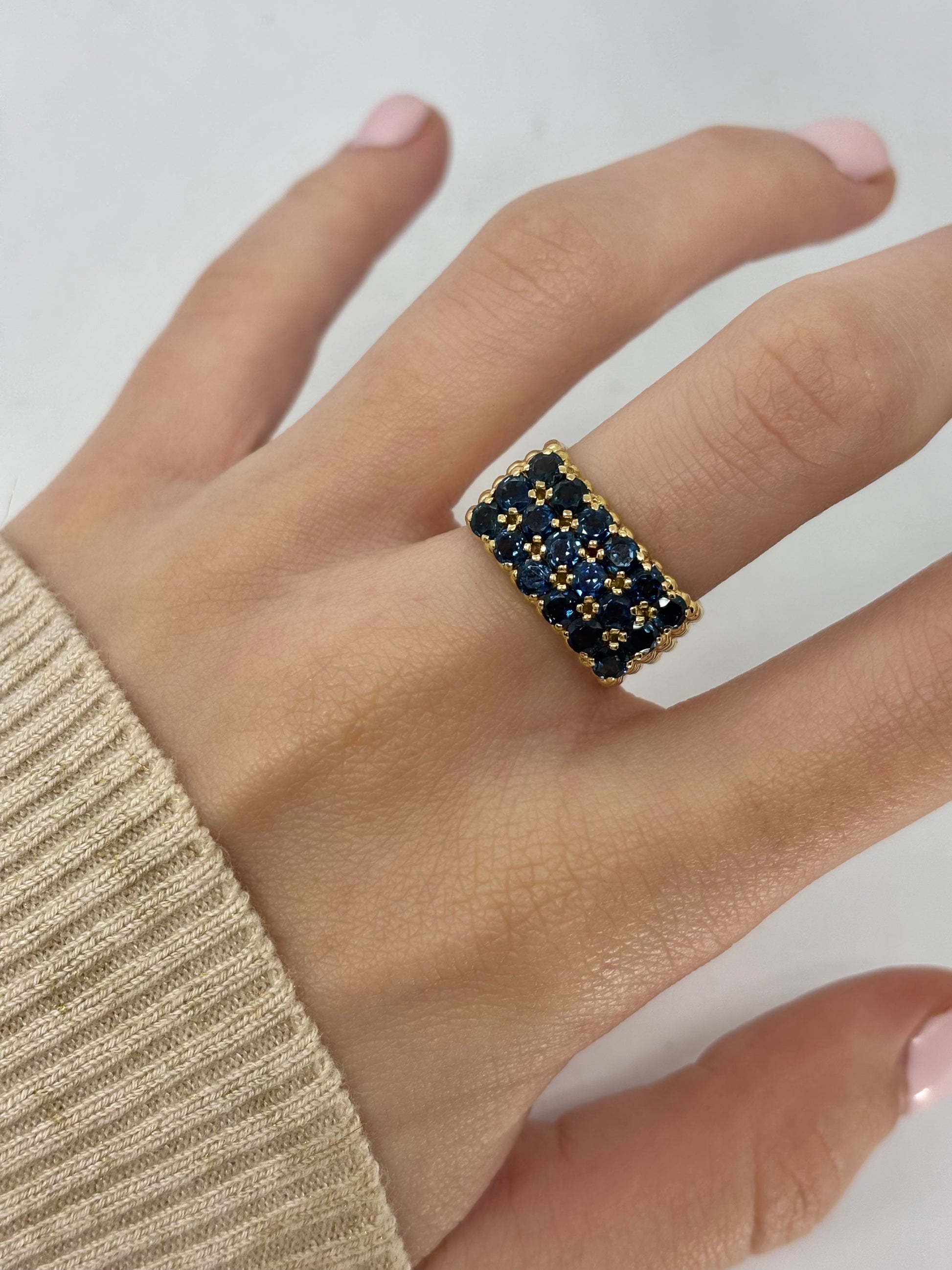 Bague en or jaune 18 carats sertie de saphirs totalisant 1 carat. Monture élégante mettant en valeur l’intensité des pierres bleues, idéale pour un bijou raffiné et intemporel. Design en or jaune 750 millièmes alliant chaleur et éclat, parfait pour sublimer une tenue au quotidien ou lors d’occasions spéciales.
