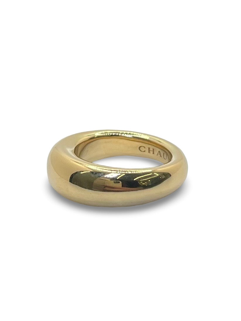 Élégante bague jonc Chaumet en or jaune 18K, symbole de raffinement et de savoir-faire joaillier. Ce bijou intemporel séduit par ses courbes épurées et son éclat chaleureux. Idéal pour sublimer une tenue ou marquer une occasion spéciale. Une pièce de collection signée Chaumet, en or 750/1000, alliant luxe et sobriété.

