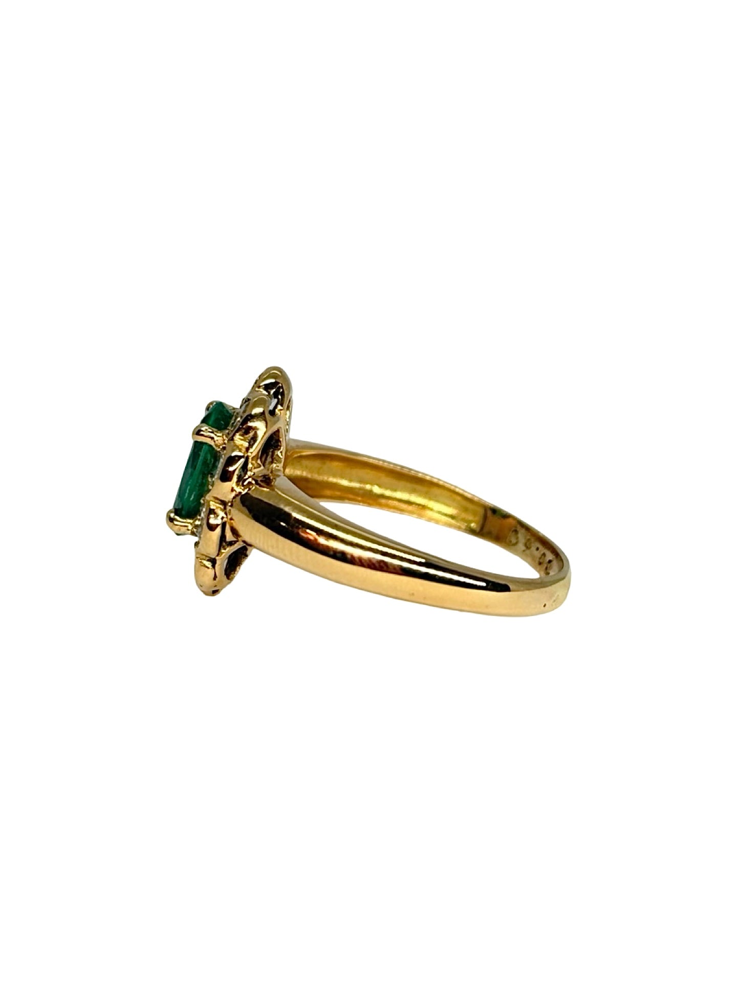 Bague en or jaune 18K (750/1000) sertie d'une magnifique émeraude naturelle de 2 ct, sublimée par des diamants naturels totalisant 0,50 ct. Son design élégant met en valeur l'intensité du vert de l'émeraude et l'éclat des diamants, offrant un bijou raffiné et intemporel. Idéale pour un cadeau d'exception, des fiançailles ou une collection de haute joaillerie, cette bague allie élégance, caractère et savoir-faire artisanal.