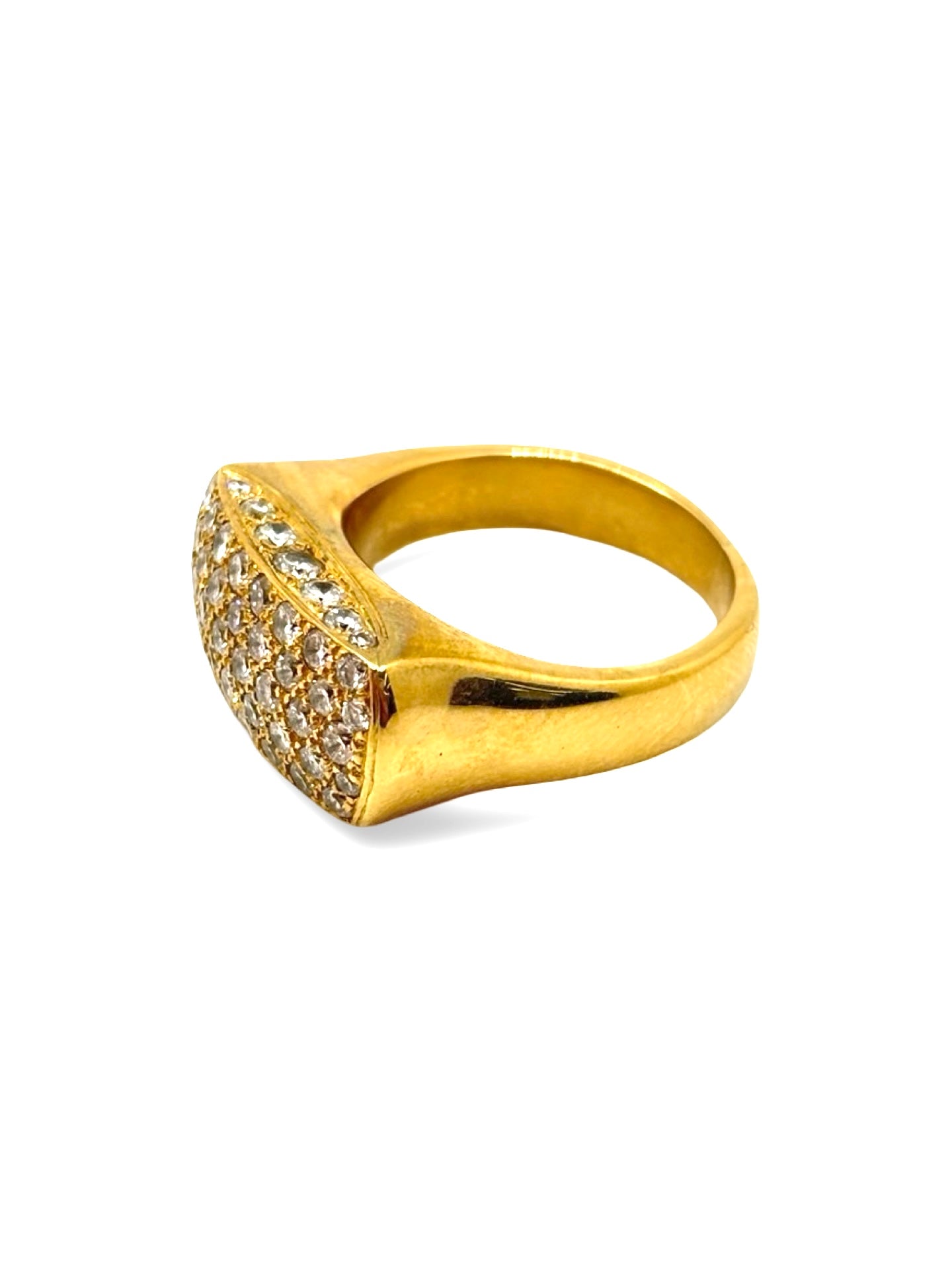 Bague en or jaune 18 carats sublimée par des diamants totalisant 1 carat. Ce bijou raffiné associe la chaleur de l’or jaune à l’éclat intemporel des diamants pour un rendu lumineux et élégant. Une création joaillière idéale pour célébrer une occasion spéciale ou enrichir une collection de bijoux précieux.