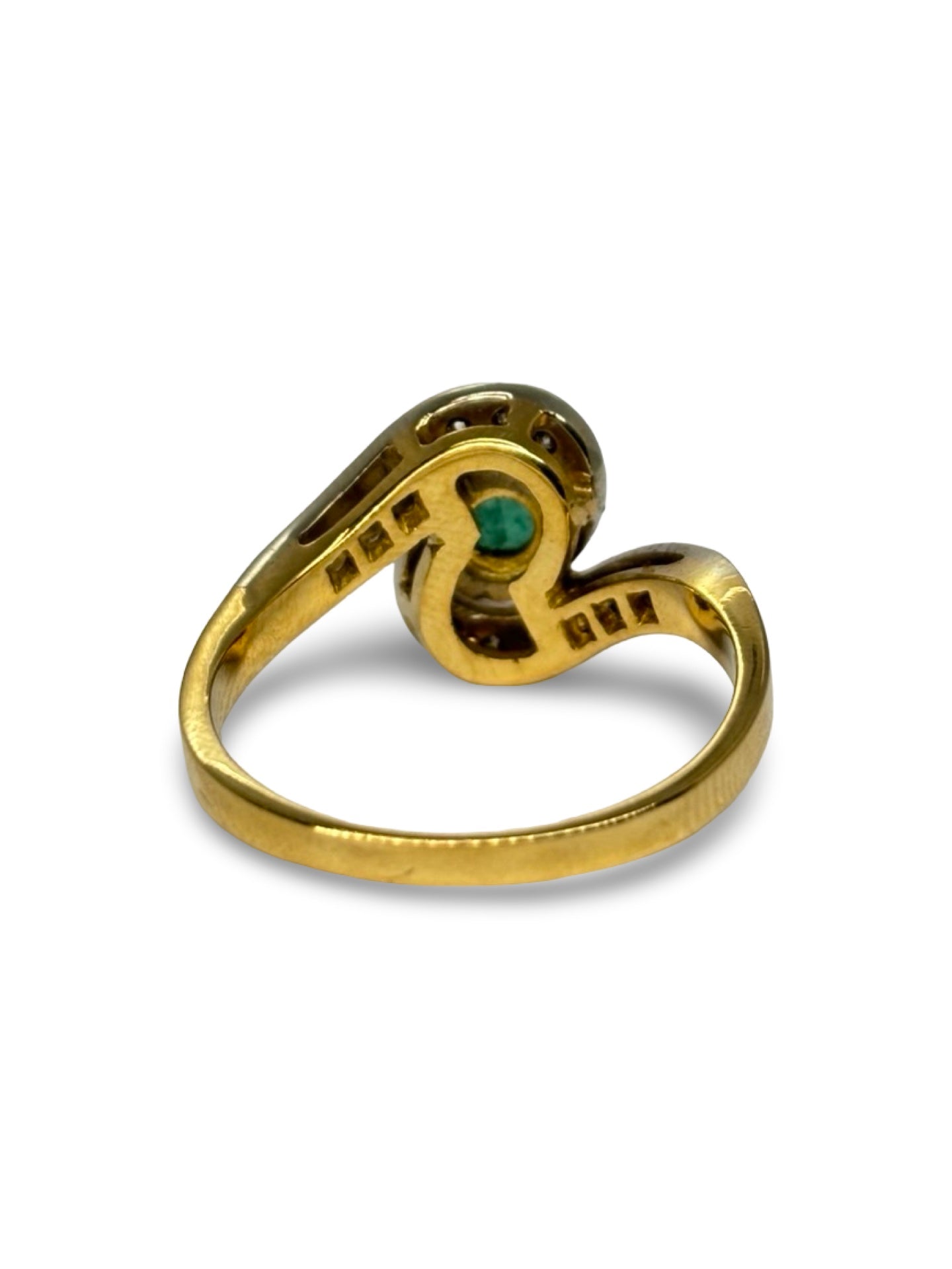Bague en or jaune 18 carats sertie d’une émeraude de 0,20 carat, accompagnée de diamants pour un poids total de 0,10 carat. Ce bijou raffiné met en valeur l’intensité du vert de l’émeraude, sublimée par l’éclat des diamants. Son design intemporel en fait une bague élégante à porter au quotidien ou lors d’occasions spéciales. Elle s’associe facilement à d’autres bijoux en or jaune et constitue un cadeau précieux et raffiné.