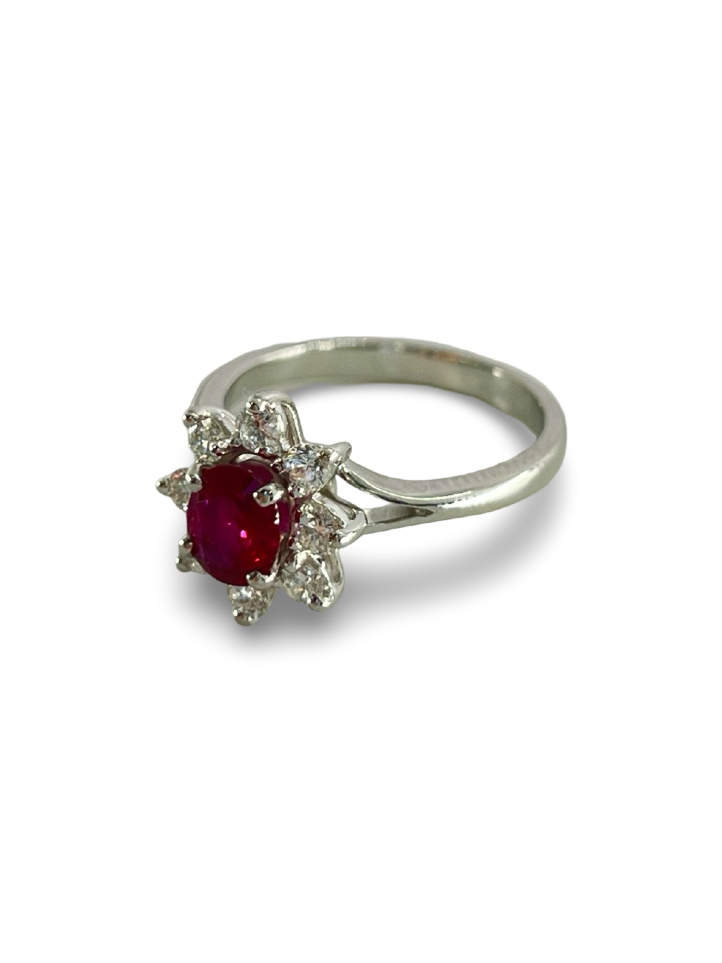 Découvrez cette élégante bague en or jaune, mise en valeur par un magnifique rubis naturel d'une couleur rouge vif d'environ 0,70 carat. Parfaite pour ceux qui recherchent un bijou raffiné, cette pièce allie la chaleur de l'or jaune à l'éclat d'un rubis d'exception. Un choix idéal pour une occasion spéciale ou pour ajouter une touche de luxe à votre collection de bijoux.