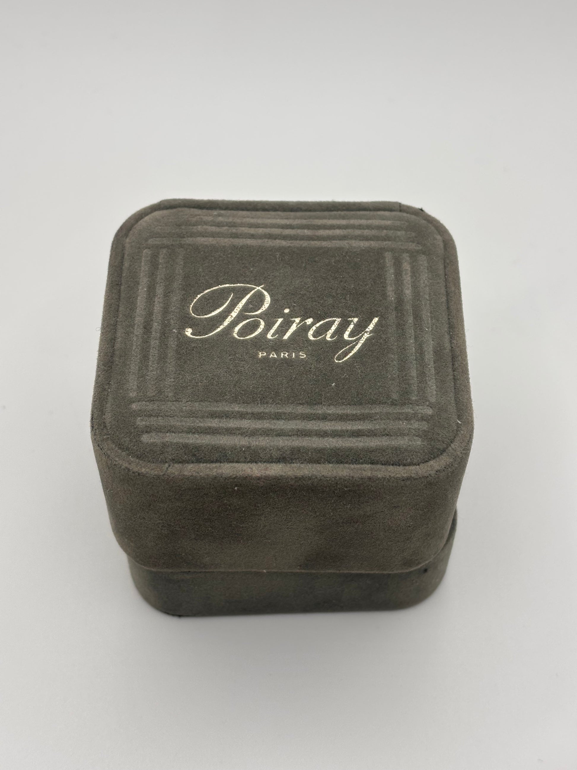 Bague en or jaune sertie d’une citrine éclatante, au design élégant et raffiné. Parfaite pour apporter une touche de couleur et de sophistication à toute tenue, cette bague allie finesse et luminosité. Idéale pour un cadeau ou pour sublimer le style au quotidien avec une pierre naturelle brillante et raffinée.