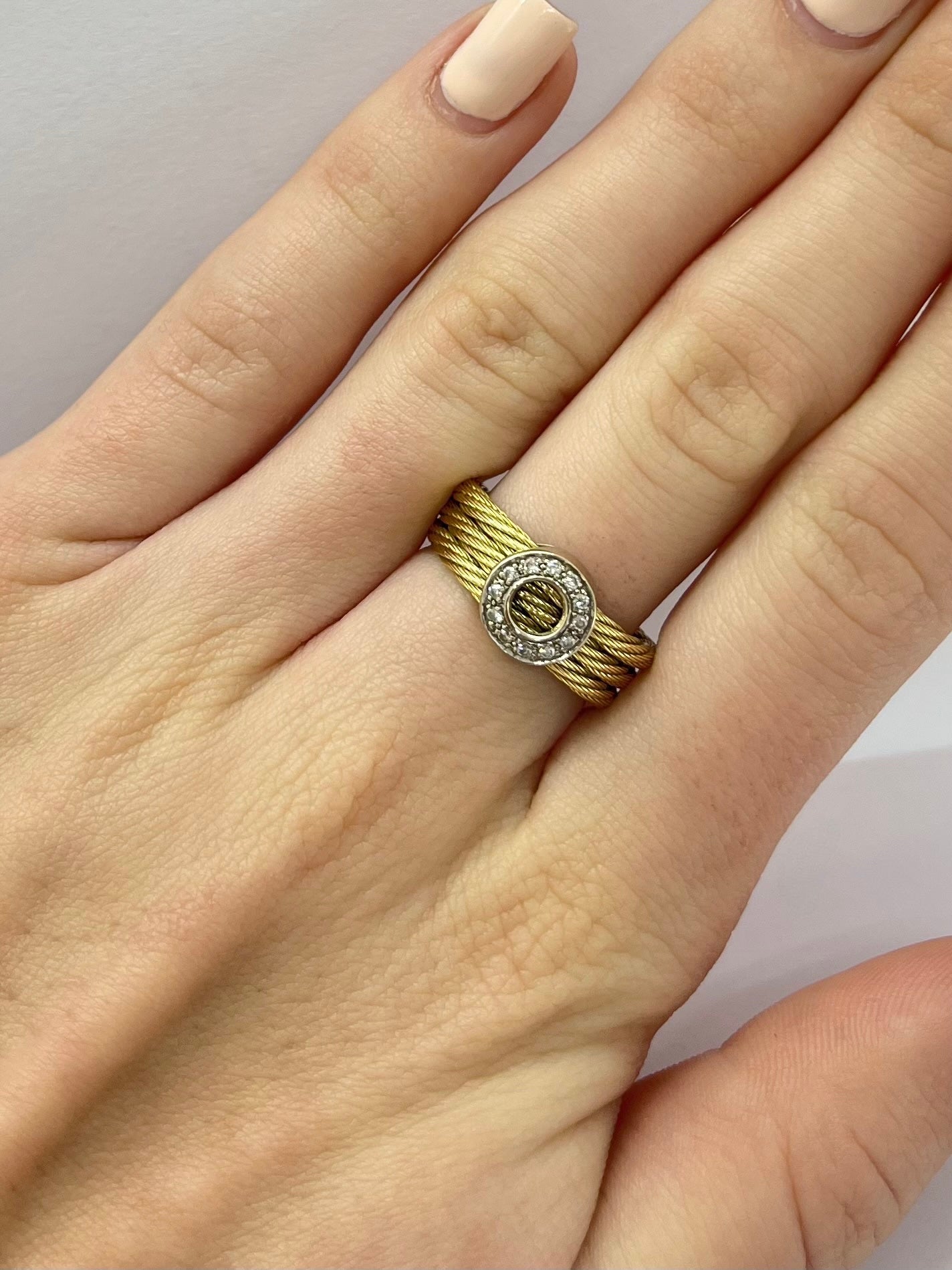 Élégante et raffinée, cette bague en or jaune est sertie de 12 diamants naturels pour un poids total de 0,12 carat. Son éclat subtil et sa finesse en font un bijou intemporel, parfait pour sublimer chaque instant. Idéale en cadeau ou pour compléter une collection, cette bague allie luxe et délicatesse avec brio.