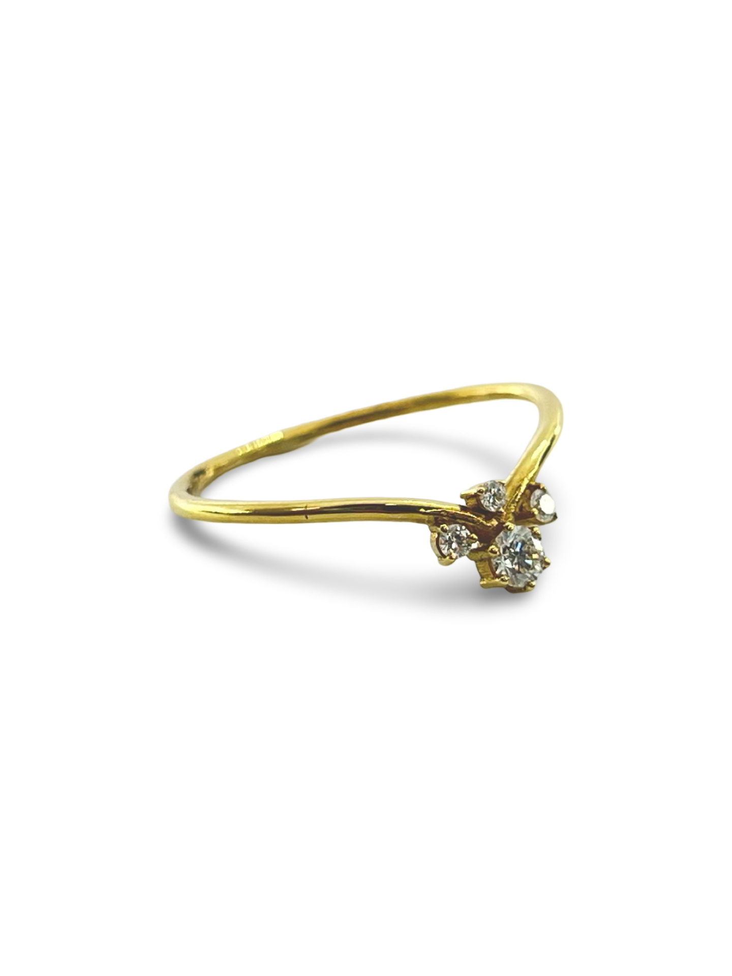 Découvrez cette élégante bague en or jaune, sublimée par des diamants naturels d’un poids total de 0,18 ct. Un bijou raffiné qui apporte une touche de lumière à chaque instant. Parfait pour sublimer vos tenues ou comme cadeau intemporel, cette bague allie finesse et éclat pour un résultat éblouissant.