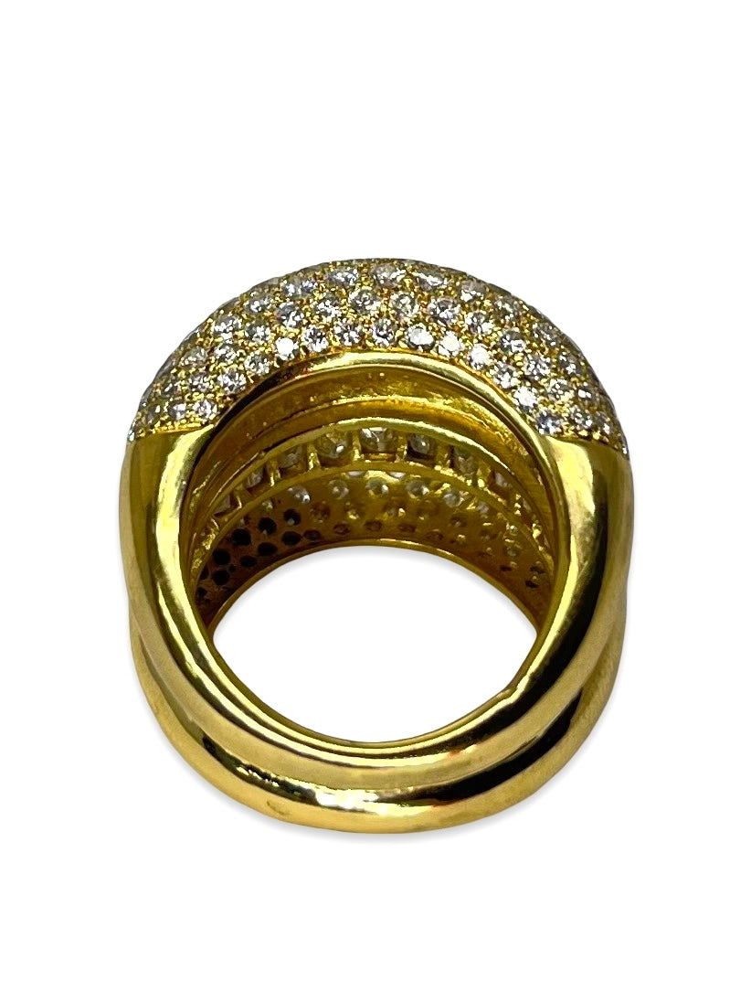Somptueuse bague en or jaune sertie de diamants totalisant 5 carats, alliant éclat intense et raffinement absolu. Ce bijou d’exception séduit par sa brillance et son élégance, idéal pour les grandes occasions ou sublimer une tenue de soirée. Une pièce luxueuse au style intemporel, symbole de prestige et de beauté.