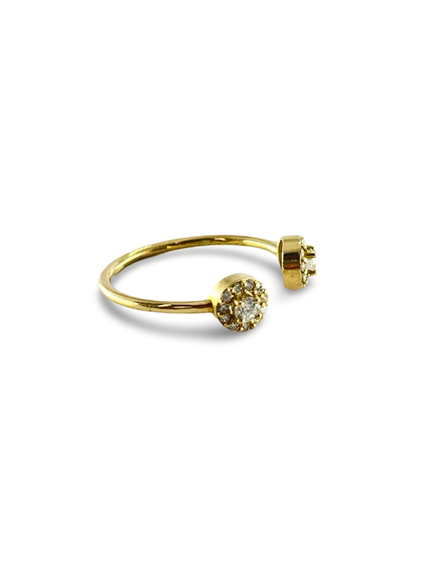 Découvrez cette élégante bague en or jaune, sublimée par deux diamants naturels de 0,05 ct chacun, ainsi que de petits diamants d'un poids total de 0,16 ct. Parfaite pour ajouter une touche de brillance à votre quotidien, cette bague allie qualité et raffinement. Idéale pour une occasion spéciale ou comme cadeau précieux, elle met en valeur la beauté intemporelle de l'or jaune et des diamants naturels.