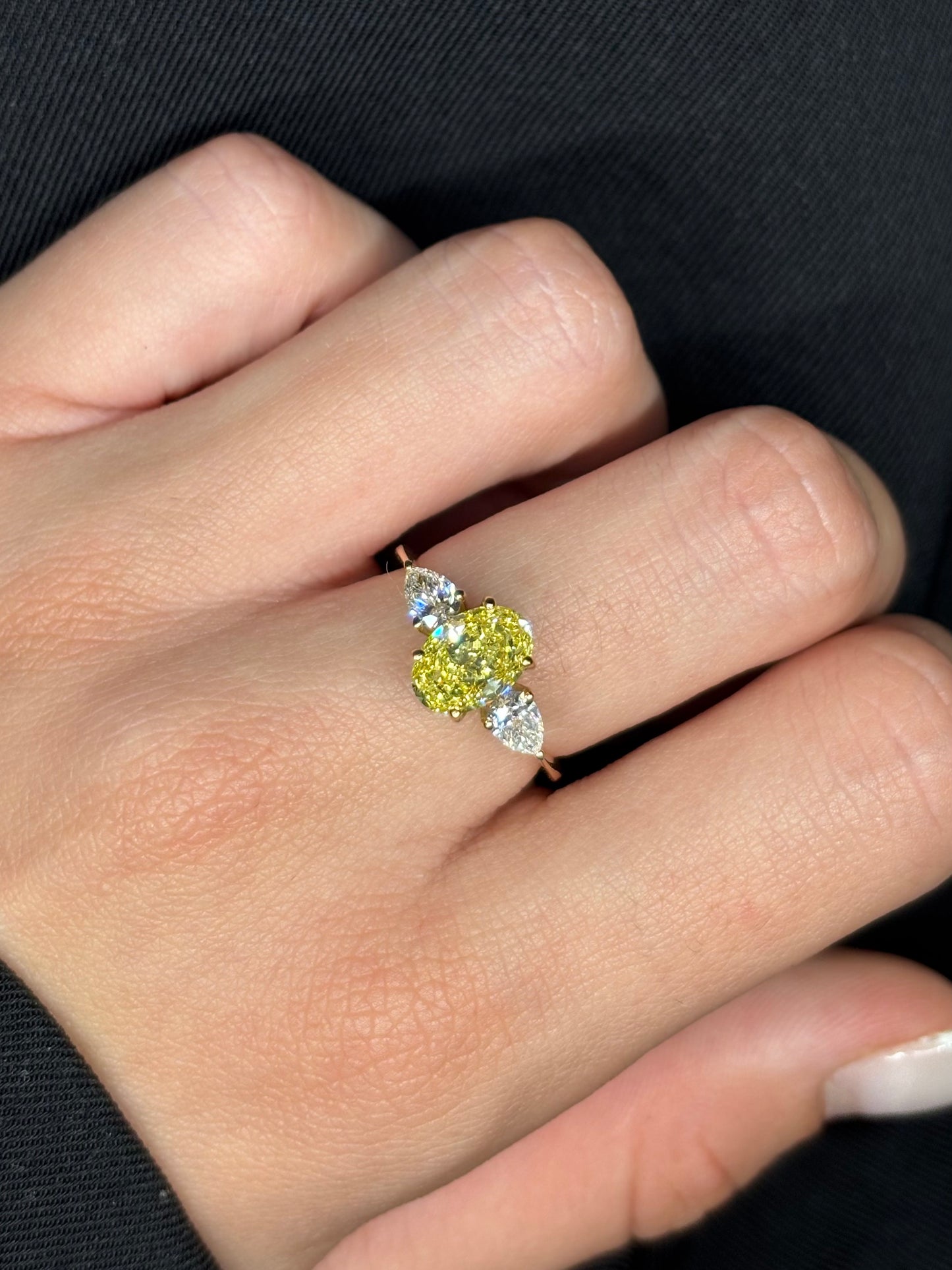Bague en or jaune 18 carats sertie d’un diamant Fancy Intense Yellow de 1,77 ct, taillé avec précision. Pièce d’exception au design élégant, idéale pour un bijou de fiançailles ou une collection. Le diamant jaune intense offre une couleur rare et vibrante. Monture raffinée mettant en valeur la pierre centrale. Bijou de luxe unique.