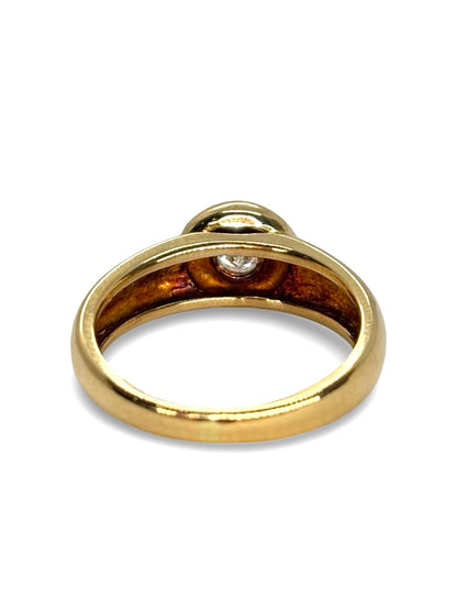 Sublime bague solitaire en or jaune ornée d’un diamant de 0,20 carat. Son design épuré met en valeur l’éclat du diamant, symbole d’amour et d’élégance intemporelle. Un bijou raffiné parfait pour une demande en mariage ou pour célébrer un moment précieux avec éclat et raffinement.