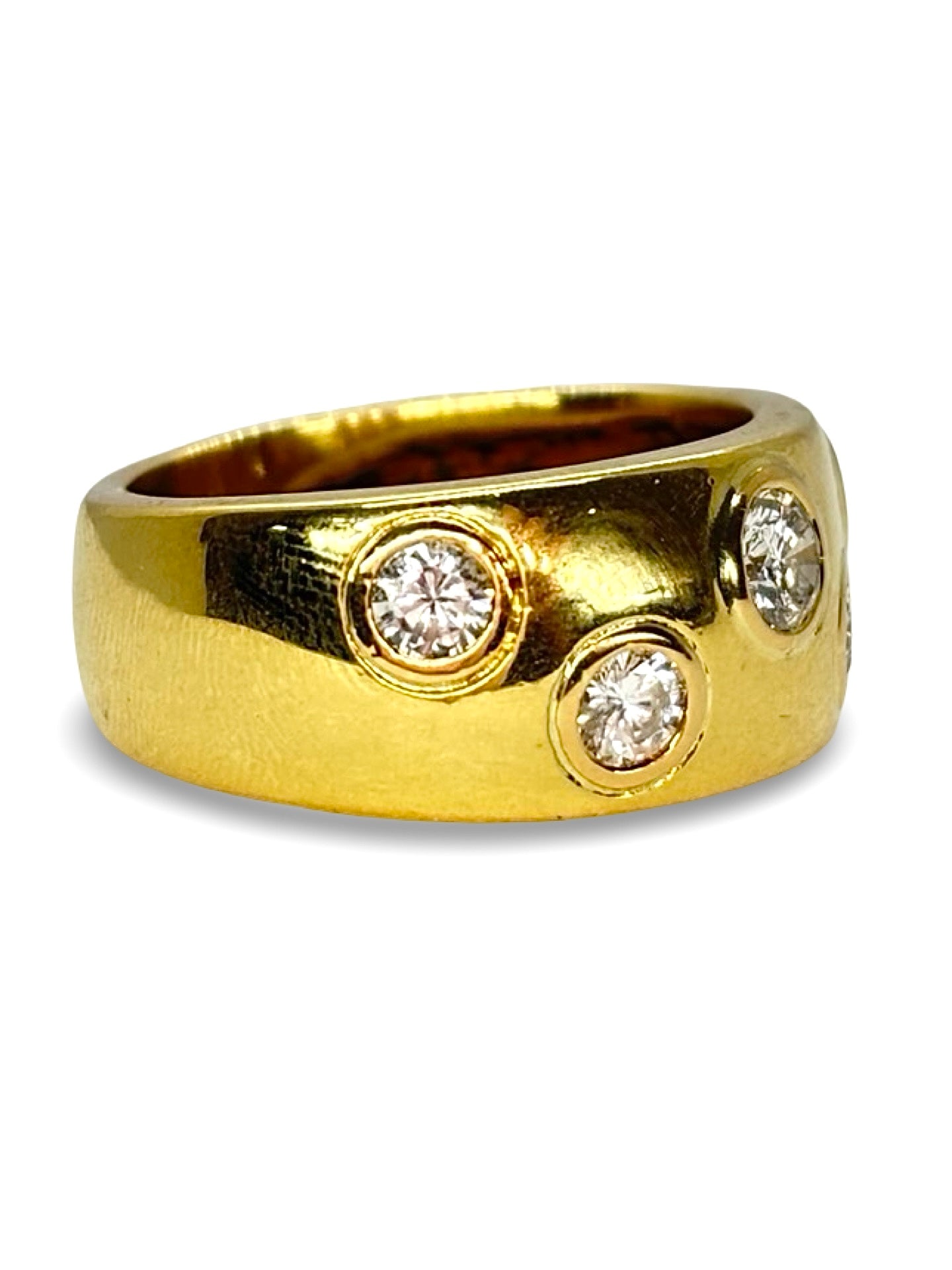 Élégante bague en or jaune sublimée par de magnifiques diamants totalisant 0,75 carat. Ce bijou raffiné associe éclat intemporel et savoir-faire joaillier, parfait pour symboliser un engagement ou sublimer une tenue. L’or jaune met en valeur la brillance des diamants pour un rendu lumineux et sophistiqué.