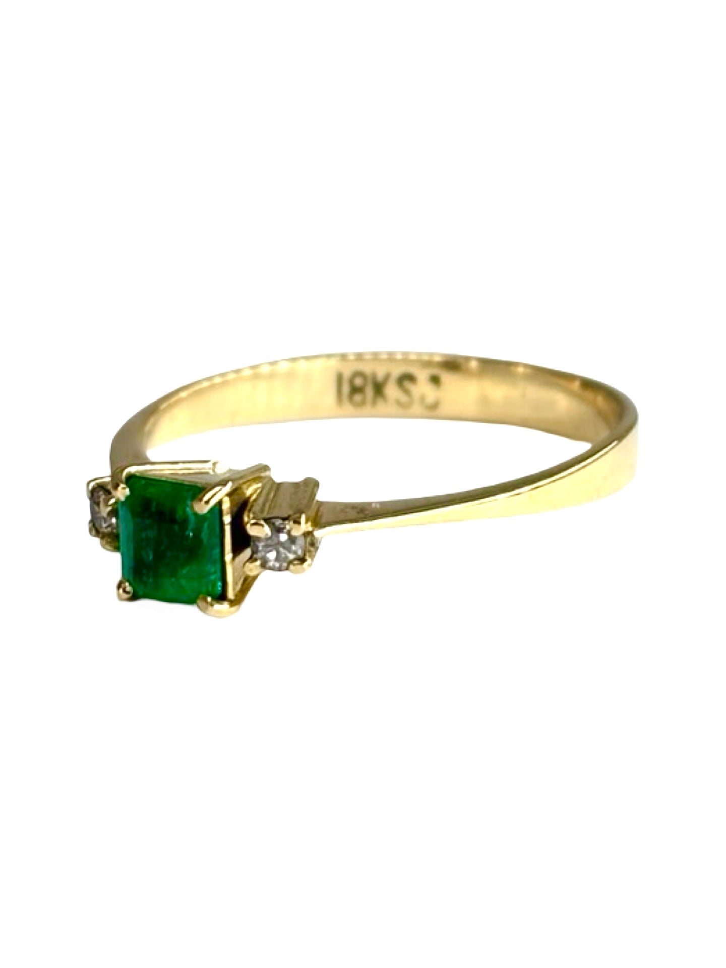Bague en or jaune 18 carats sertie d’une émeraude taille ovale de 0,40 carat, sublimée par un délicat entourage de diamants totalisant 0,04 carat. Élégante et lumineuse, cette bague met en valeur l’intensité du vert profond de l’émeraude et l’éclat raffiné des diamants. Idéale pour un cadeau précieux ou pour célébrer un moment unique avec une touche de sophistication intemporelle.