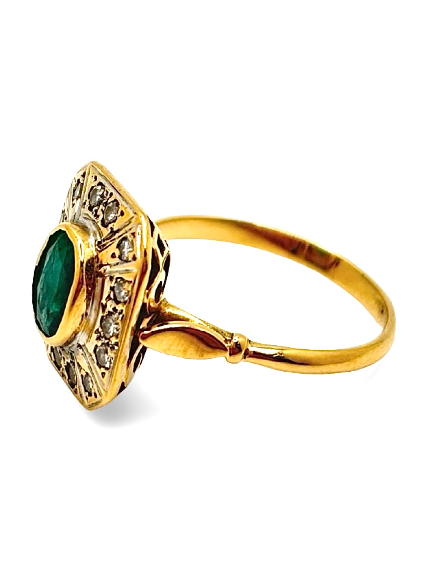 Bague en or jaune sertie d’une émeraude de 1 carat et de diamants totalisant 0,15 carat. Ce bijou élégant met en valeur la couleur intense de l’émeraude, sublimée par l’éclat des diamants. Une bague raffinée et intemporelle, idéale pour les amateurs de joaillerie fine, de pierres précieuses et de bijoux précieux au design classique.