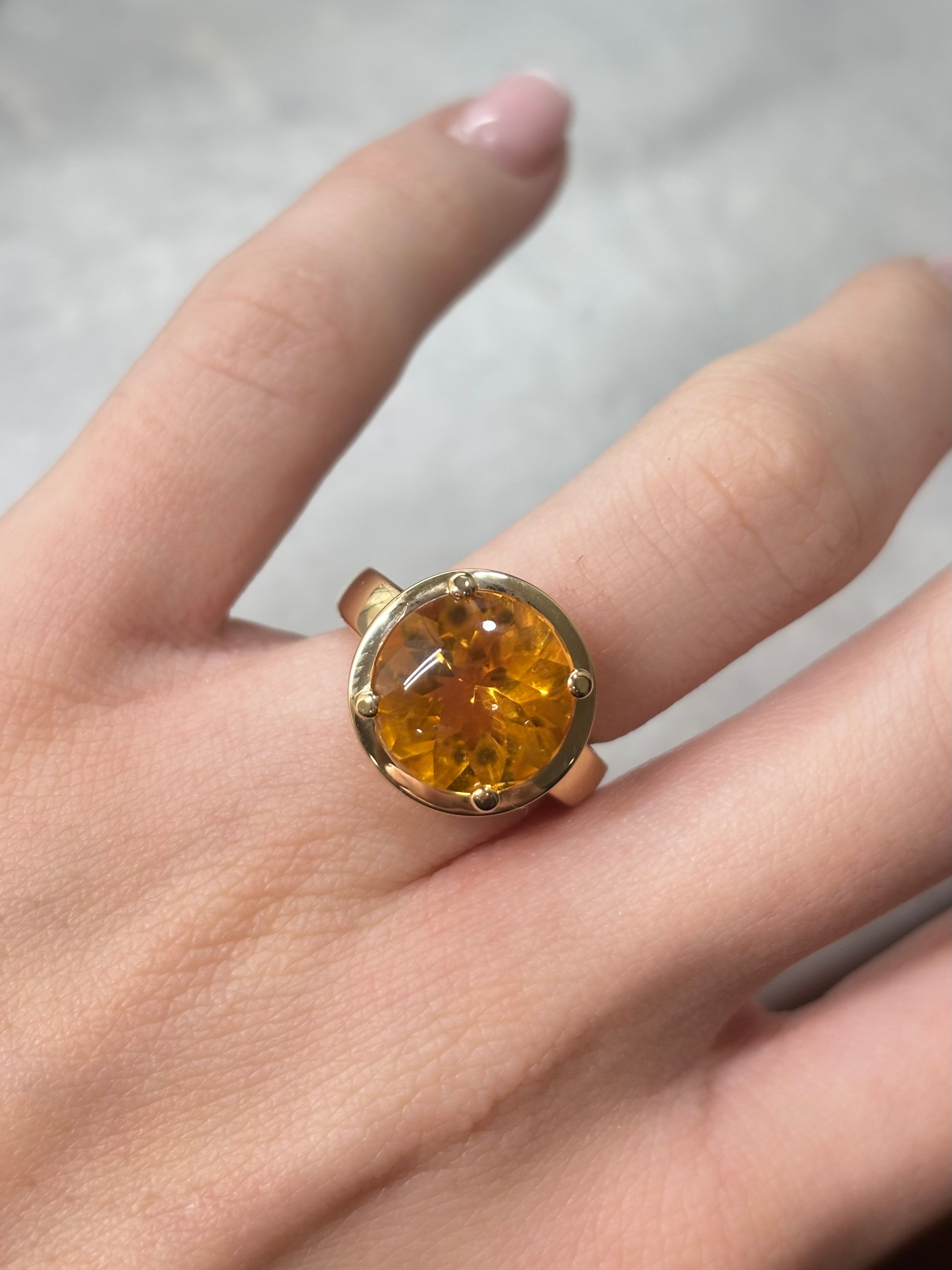 Bague en or jaune sertie d’une citrine éclatante, au design élégant et raffiné. Parfaite pour apporter une touche de couleur et de sophistication à toute tenue, cette bague allie finesse et luminosité. Idéale pour un cadeau ou pour sublimer le style au quotidien avec une pierre naturelle brillante et raffinée.
