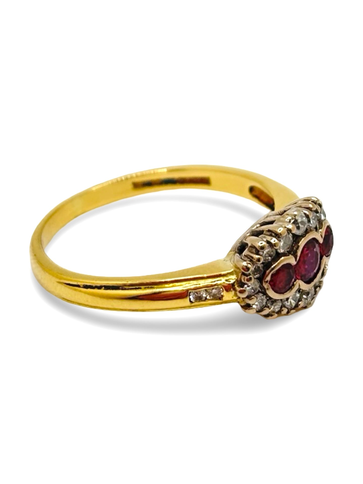 Bague en or jaune sertie d’un rubis de 0,25 carat et de diamants totalisant 0,25 carat. Ce bijou élégant met en valeur l’intensité du rubis, sublimée par l’éclat des diamants. Une bague raffinée et lumineuse, idéale pour les amateurs de joaillerie fine, de pierres précieuses et de pièces uniques au design classique et sophistiqué.
