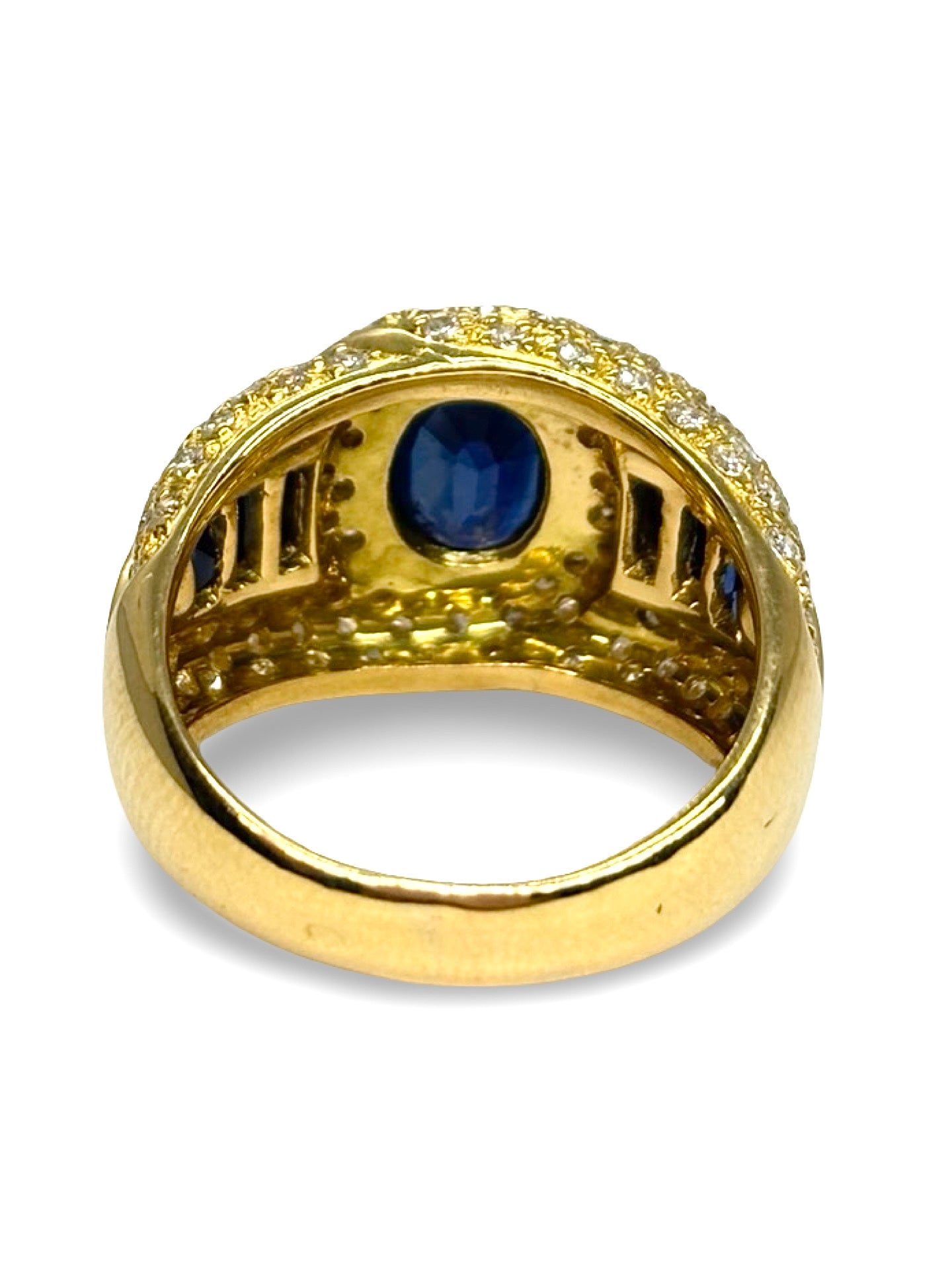 Bague en or jaune ornée d’un saphir bleu de 2,5 carats et de diamants totalisant 1 carat. Ce bijou allie éclat et sophistication, mettant en valeur la profondeur du saphir et la brillance des diamants. Idéal pour sublimer la main avec élégance et apporter une touche de luxe intemporel à toutes les occasions.