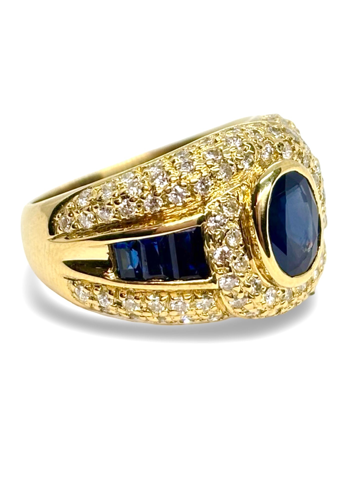 Bague en or jaune ornée d’un saphir bleu de 2,5 carats et de diamants totalisant 1 carat. Ce bijou allie éclat et sophistication, mettant en valeur la profondeur du saphir et la brillance des diamants. Idéal pour sublimer la main avec élégance et apporter une touche de luxe intemporel à toutes les occasions.