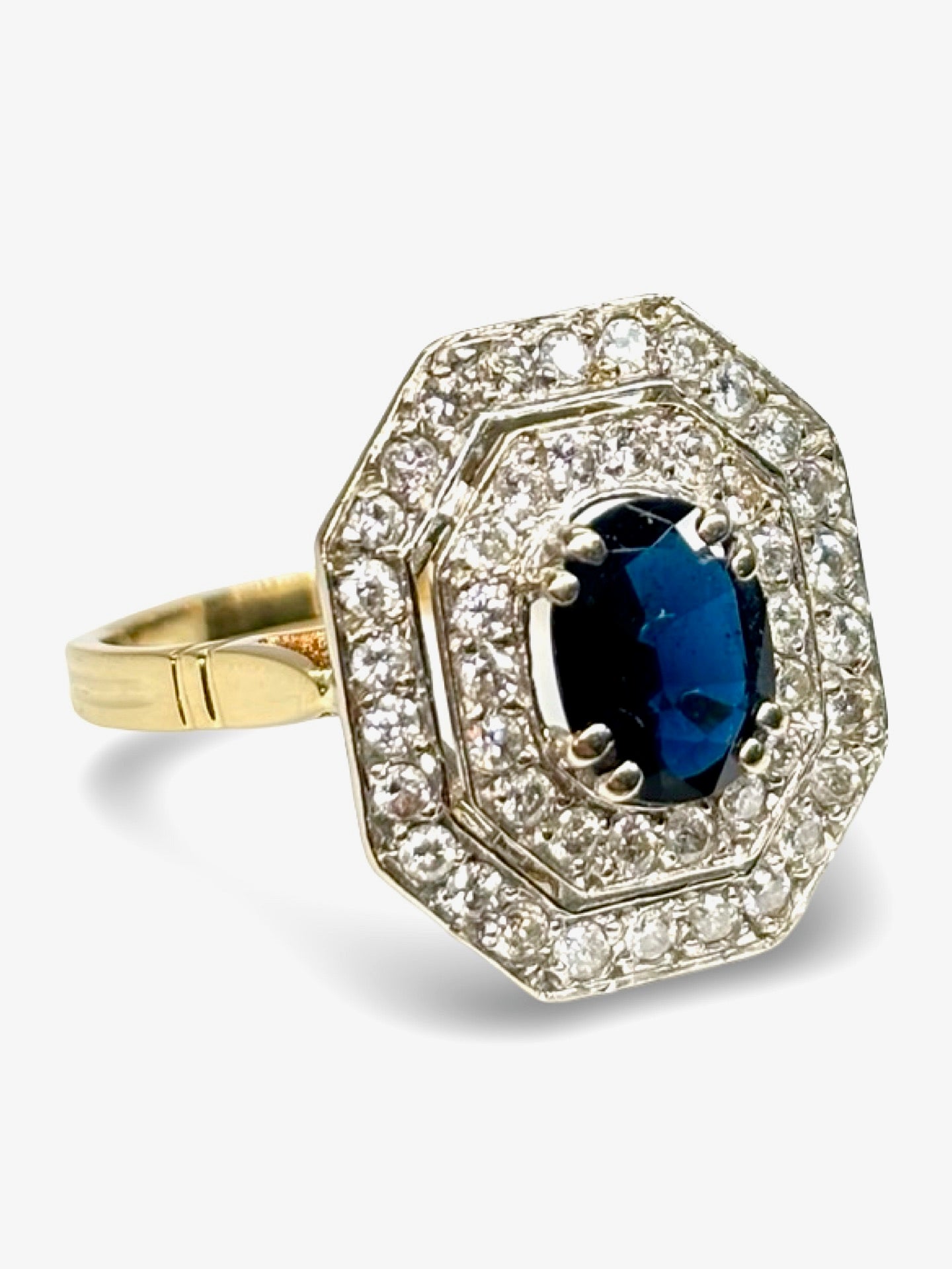 Bague en or jaune 18 carats sertie d’un saphir bleu naturel de 1 carat, entouré de diamants pour un total de 0,42 carat. Bijou de joaillerie élégant et intemporel, idéal pour fiançailles, anniversaire ou cadeau précieux. Le contraste entre l’or jaune lumineux, le bleu profond du saphir et l’éclat des diamants souligne un style raffiné et précieux.
