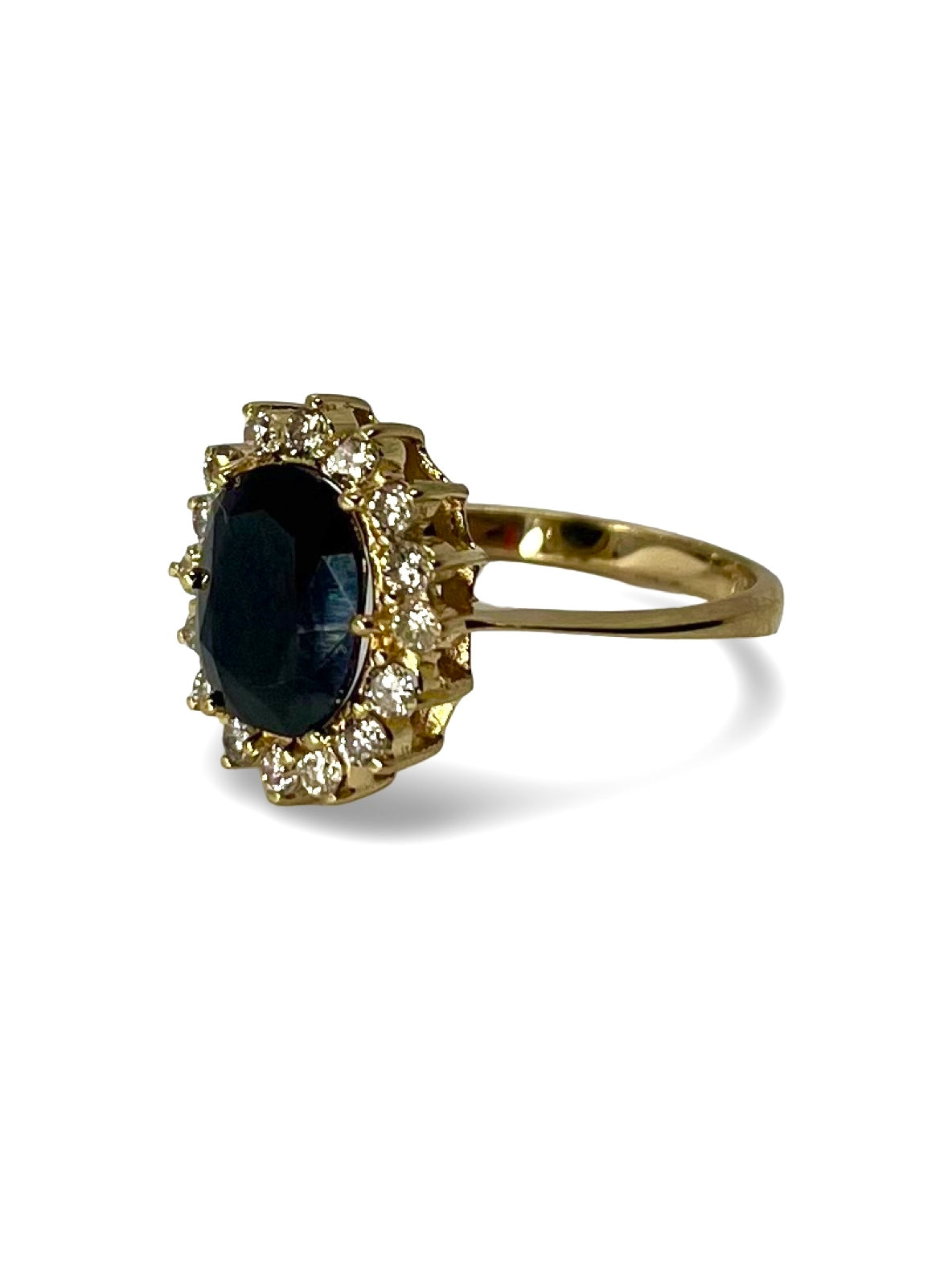 Bague en or jaune sublimée par un somptueux saphir de 3 carats, accompagné de diamants étincelants totalisant 0,40 ct. Une création raffinée alliant éclat et élégance, idéale pour une demande en mariage ou un cadeau d’exception. Pièce unique mettant en valeur le charme intemporel des pierres précieuses.