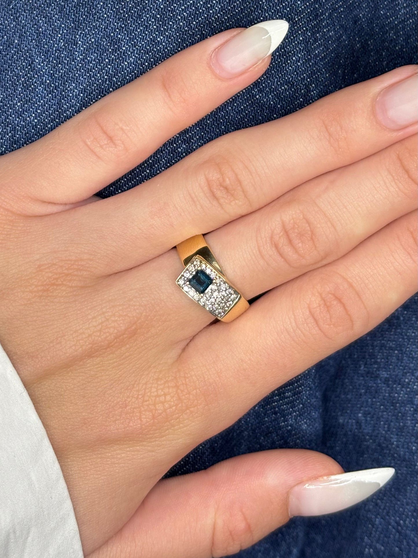 Élégante bague en or jaune 18 carats ornée d’un saphir taille princesse de 0,40 ct, sublimé par 0,30 ct de diamants éclatants. Ce bijou raffiné séduit par le contraste entre la profondeur du saphir bleu et la brillance des diamants. Idéal pour une occasion précieuse ou un cadeau unique. 