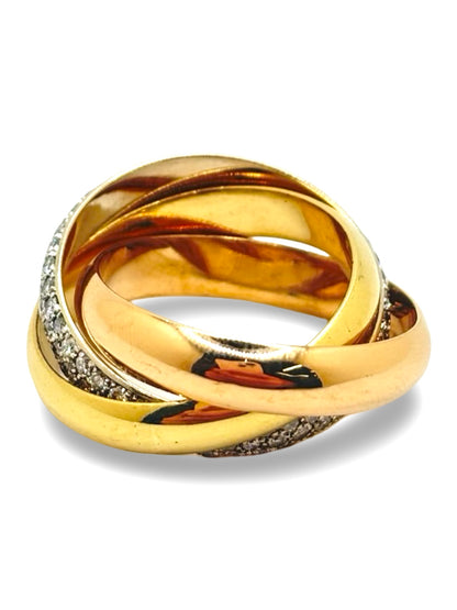 Bague en trois ors mêlant or jaune, or blanc et or rose, sertie de diamants totalisant 2 carats. Ce bijou se distingue par l’harmonie de ses métaux précieux et l’éclat remarquable de ses pierres. Une bague élégante et lumineuse, idéale pour les amateurs de joaillerie raffinée, de bijoux précieux et de pièces intemporelles au design sophistiqué.
