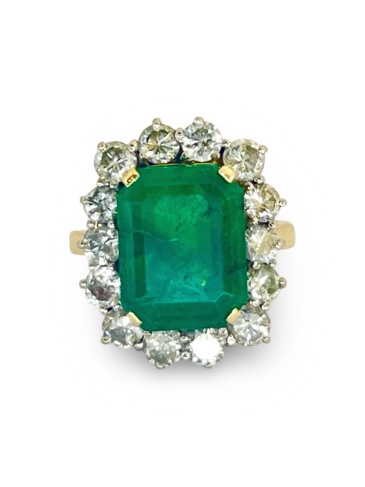 Découvrez cette magnifique bague en or jaune, ornée d'une émeraude naturelle exceptionnelle de 6,80 ct, accompagnée d'un certificat d'authenticité. Les diamants naturels de 1,5 ct ajoutent une touche d'éclat, faisant de cette pièce un bijou unique. Présentée dans un écrin élégant, cette bague est le choix parfait pour les amateurs de pierres précieuses rares et de bijoux d'exception.