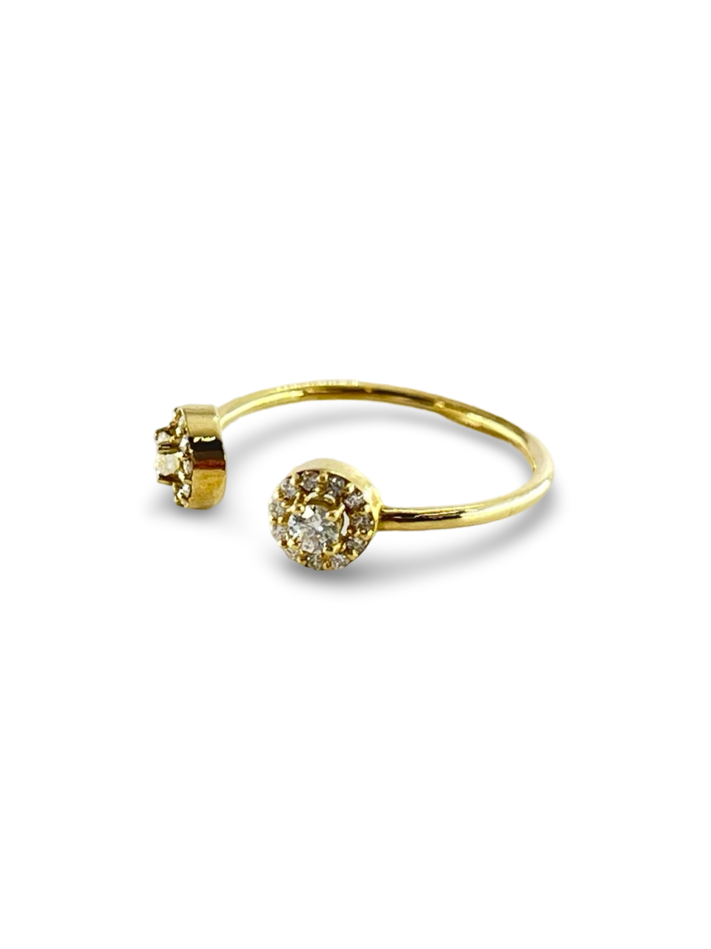 Découvrez cette élégante bague en or jaune, sublimée par deux diamants naturels de 0,05 ct chacun, ainsi que de petits diamants d'un poids total de 0,16 ct. Parfaite pour ajouter une touche de brillance à votre quotidien, cette bague allie qualité et raffinement. Idéale pour une occasion spéciale ou comme cadeau précieux, elle met en valeur la beauté intemporelle de l'or jaune et des diamants naturels.