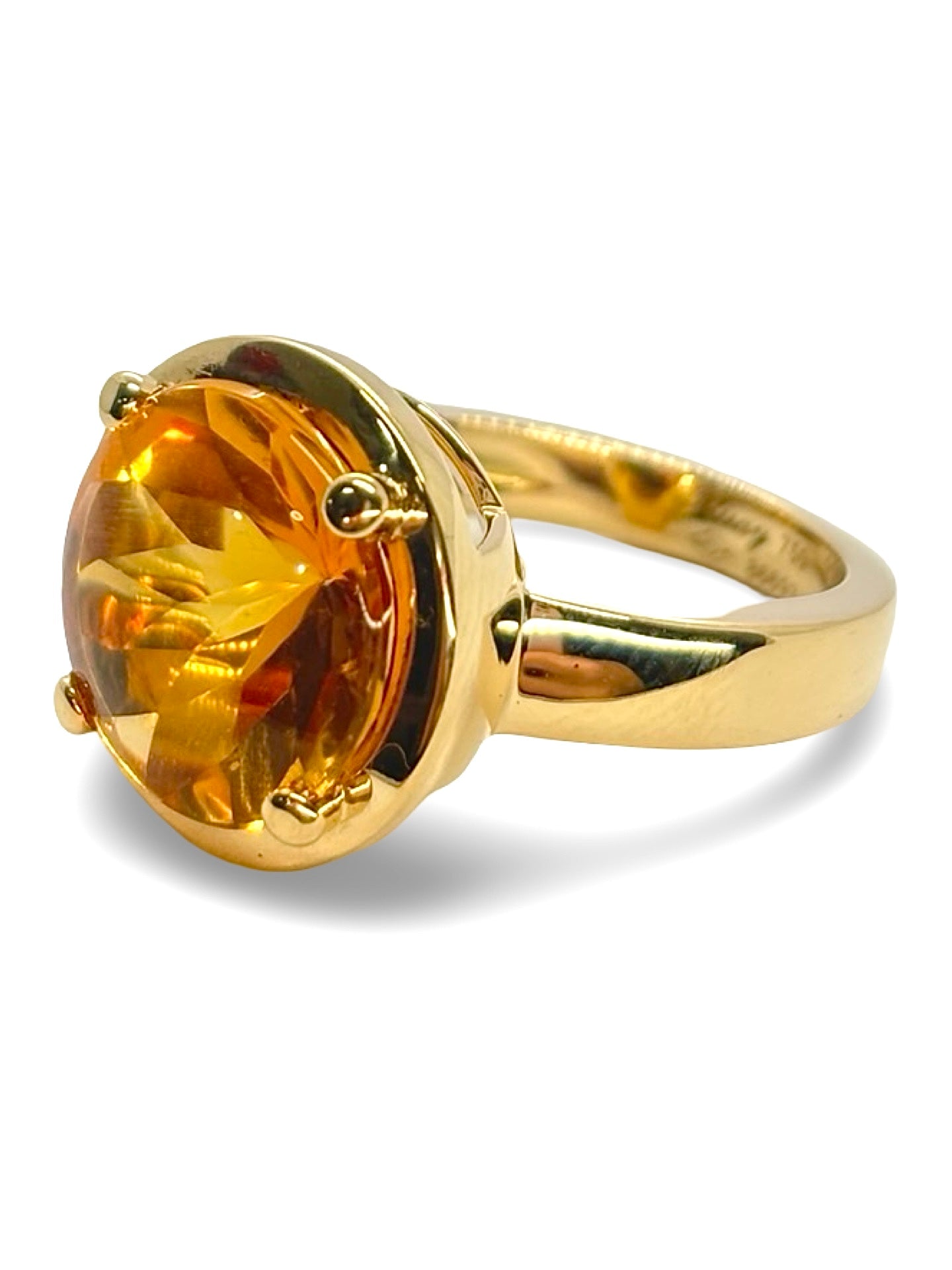Bague en or jaune sertie d’une citrine éclatante, au design élégant et raffiné. Parfaite pour apporter une touche de couleur et de sophistication à toute tenue, cette bague allie finesse et luminosité. Idéale pour un cadeau ou pour sublimer le style au quotidien avec une pierre naturelle brillante et raffinée.