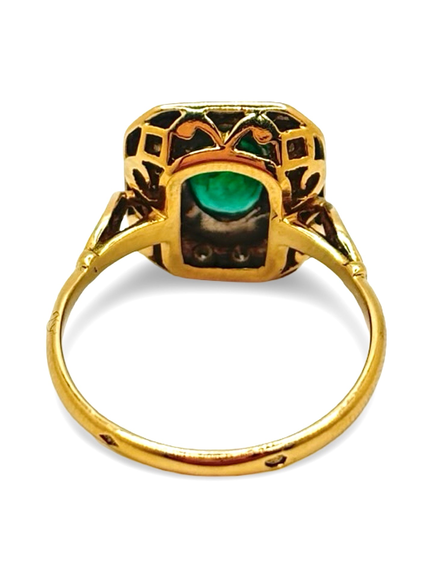 Bague en or jaune sertie d’une émeraude de 1 carat et de diamants totalisant 0,15 carat. Ce bijou élégant met en valeur la couleur intense de l’émeraude, sublimée par l’éclat des diamants. Une bague raffinée et intemporelle, idéale pour les amateurs de joaillerie fine, de pierres précieuses et de bijoux précieux au design classique.