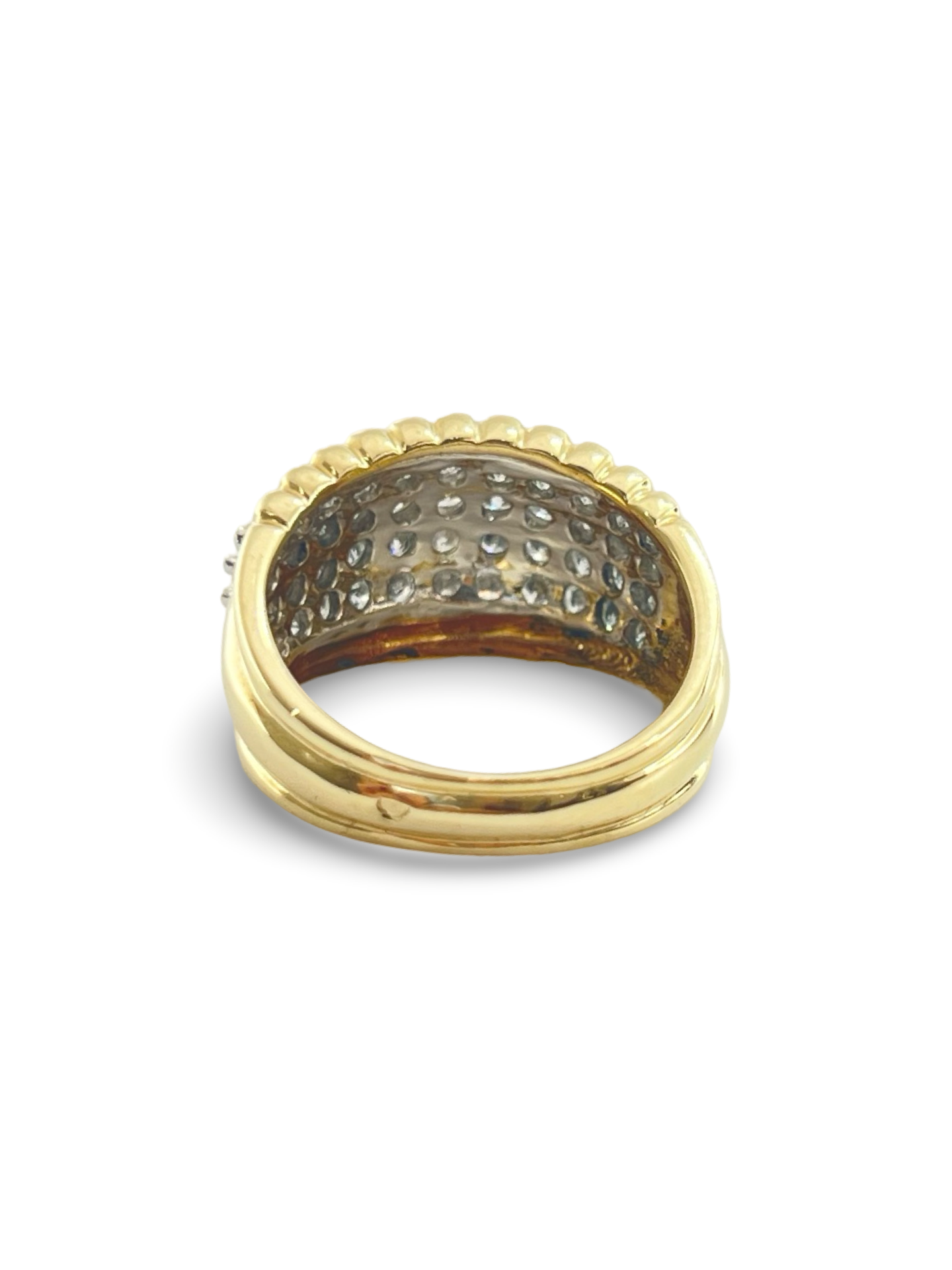 Découvrez cette élégante bague en or jaune, sublimée par 44 diamants naturels d'une pureté exceptionnelle. Avec un total de 1,65 carat, cette pièce raffinée allie luxe et sophistication pour sublimer chaque instant. Que ce soit pour une occasion spéciale ou pour ajouter une touche d'élégance à votre quotidien, cette bague en or jaune est le choix parfait.