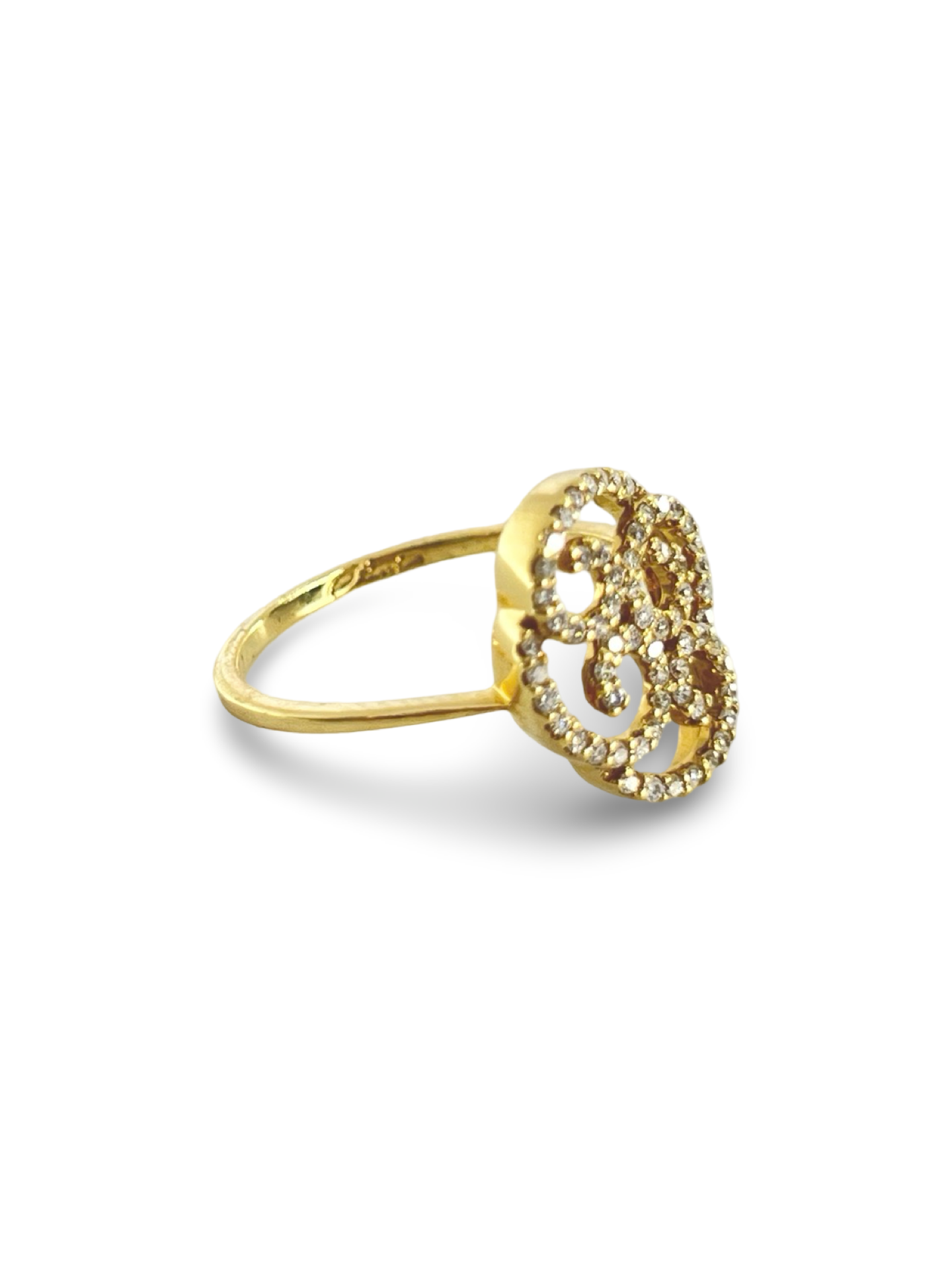 Découvrez notre élégante bague en or jaune, magnifiquement sertie de diamants naturels d’un poids total de 0,65 ct. Ce bijou raffiné allie la brillance de l'or jaune à la pureté des diamants pour créer un accessoire intemporel, parfait pour sublimer vos mains. Idéale pour une occasion spéciale ou comme cadeau précieux, cette bague offre un éclat naturel et une qualité irréprochable.