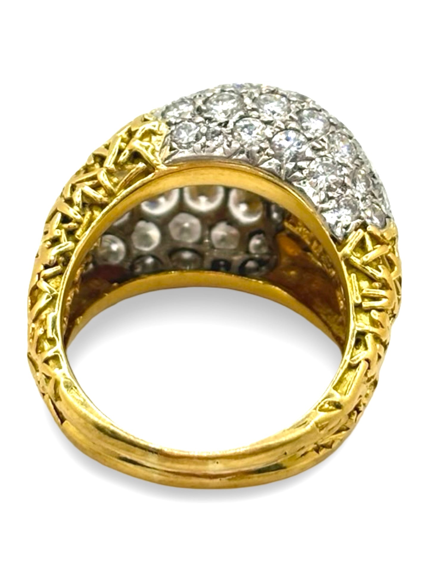 Bague ancienne en or jaune sertie de diamants, au design intemporel et raffiné. Ce bijou vintage se distingue par son élégance classique et la brillance de ses pierres précieuses soigneusement serties. Une bague de caractère, idéale pour les amateurs de joaillerie ancienne, de bijoux authentiques et de pièces uniques au charme historique.