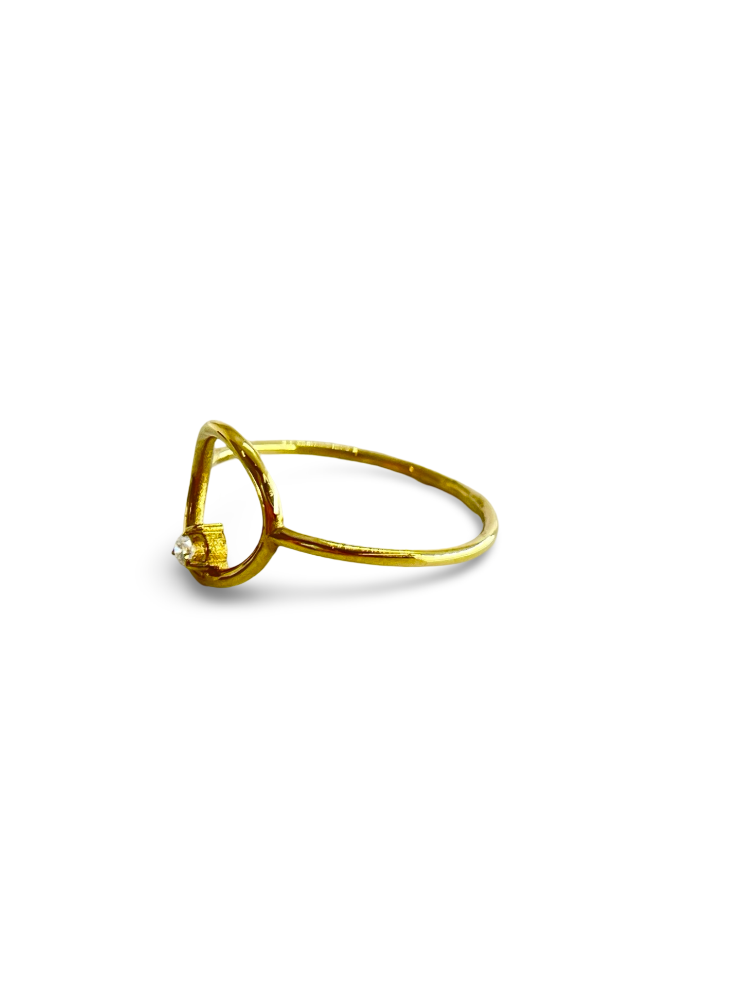 Découvrez cette élégante bague en or jaune, subtilement ornée d'un diamant de 0,03 ct. Parfaite pour un cadeau spécial ou pour ajouter une touche à votre collection de bijoux, cette bague combine raffinement et éclat. Le diamant, d'une qualité remarquable, rehausse l'éclat de l'or jaune, créant ainsi une pièce intemporelle et pleine de charme.