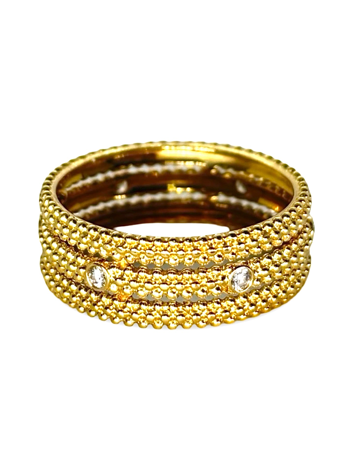 Bague Mauboussin Le Premier Jour en or jaune sertie de diamants, au design élégant et intemporel. Anneau en or jaune poli mettant en valeur un pavage lumineux apportant éclat et raffinement. Bijou de joaillerie idéal pour célébrer un engagement, un anniversaire ou un événement précieux. Style féminin et sophistiqué, parfait pour un porté quotidien ou une occasion spéciale. Bague de luxe en or et diamants alliant tradition joaillière et modernité.