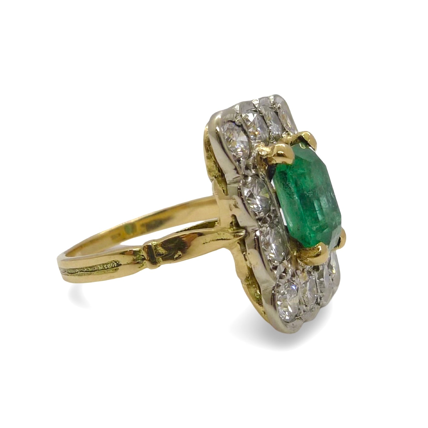 Succombez au charme de cette bague en or jaune et or blanc, sublimée par une somptueuse émeraude et des diamants scintillants, pour un total de 1,2 ct. Un bijou raffiné qui joue sur les contrastes des métaux précieux pour mettre en valeur l’éclat naturel des pierres. Idéale pour une occasion spéciale ou pour apporter une touche d’élégance unique à votre collection.