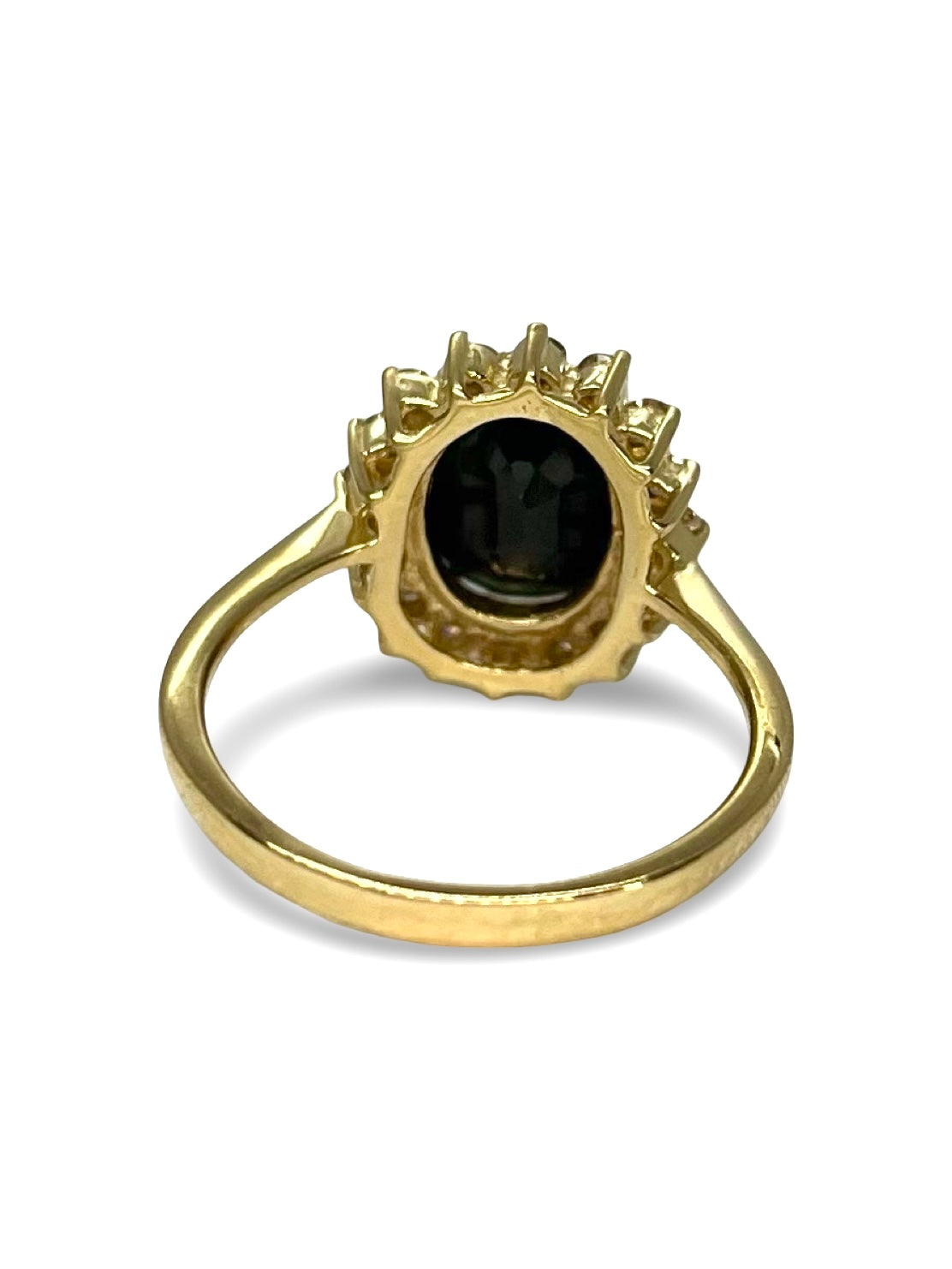 Bague en or jaune sublimée par un somptueux saphir de 3 carats, accompagné de diamants étincelants totalisant 0,40 ct. Une création raffinée alliant éclat et élégance, idéale pour une demande en mariage ou un cadeau d’exception. Pièce unique mettant en valeur le charme intemporel des pierres précieuses.
