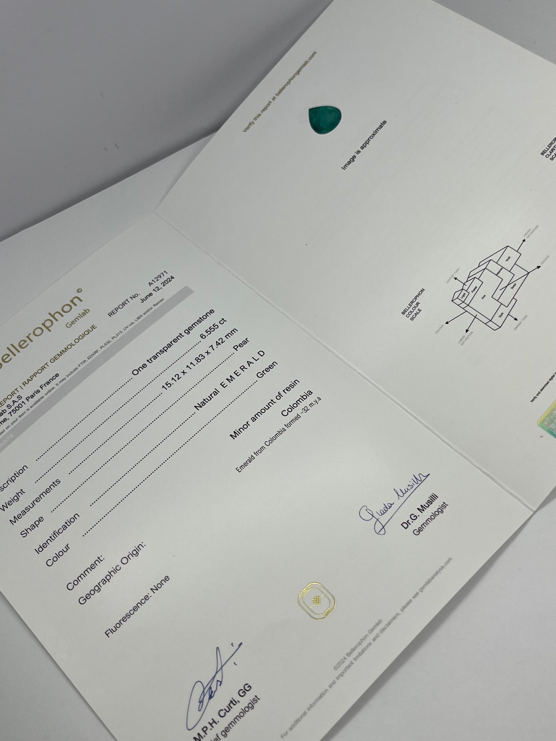 Bague en or jaune sertie d’une émeraude de Colombie de 6,55 ct, sublimée par 0,70 ct de diamants éclatants. Une création d’exception alliant élégance, rareté et savoir-faire joaillier. Idéale pour sublimer chaque moment avec raffinement. (399 caractères)