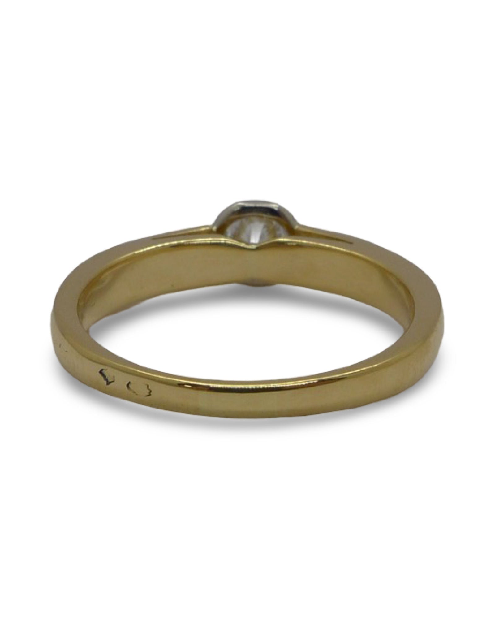 Découvrez notre magnifique bague solitaire en or jaune, sublimée par un diamant naturel taille brillant d’environ 0,50 carat, qualité F-VS1. Un bijou raffiné qui allie éclat et sophistication, parfait pour une demande en mariage, un cadeau d’exception ou simplement pour se faire plaisir. Offrez l’élégance d’un diamant lumineux sur un anneau en or jaune, symbole de pureté et d’amour éternel.