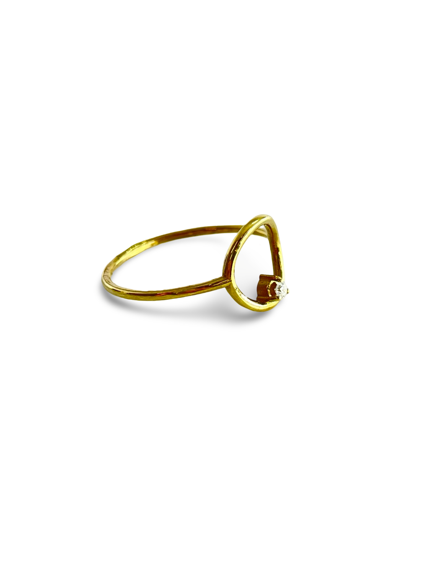 Découvrez cette élégante bague en or jaune, subtilement ornée d'un diamant de 0,03 ct. Parfaite pour un cadeau spécial ou pour ajouter une touche à votre collection de bijoux, cette bague combine raffinement et éclat. Le diamant, d'une qualité remarquable, rehausse l'éclat de l'or jaune, créant ainsi une pièce intemporelle et pleine de charme.