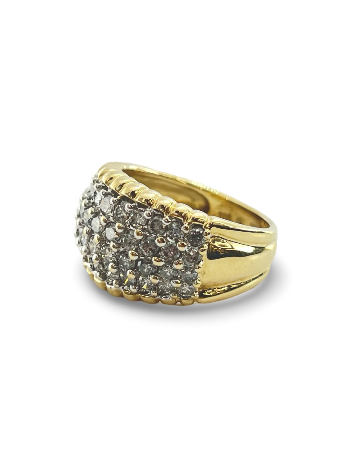 Découvrez cette élégante bague en or jaune, sublimée par 44 diamants naturels d'une pureté exceptionnelle. Avec un total de 1,65 carat, cette pièce raffinée allie luxe et sophistication pour sublimer chaque instant. Que ce soit pour une occasion spéciale ou pour ajouter une touche d'élégance à votre quotidien, cette bague en or jaune est le choix parfait.