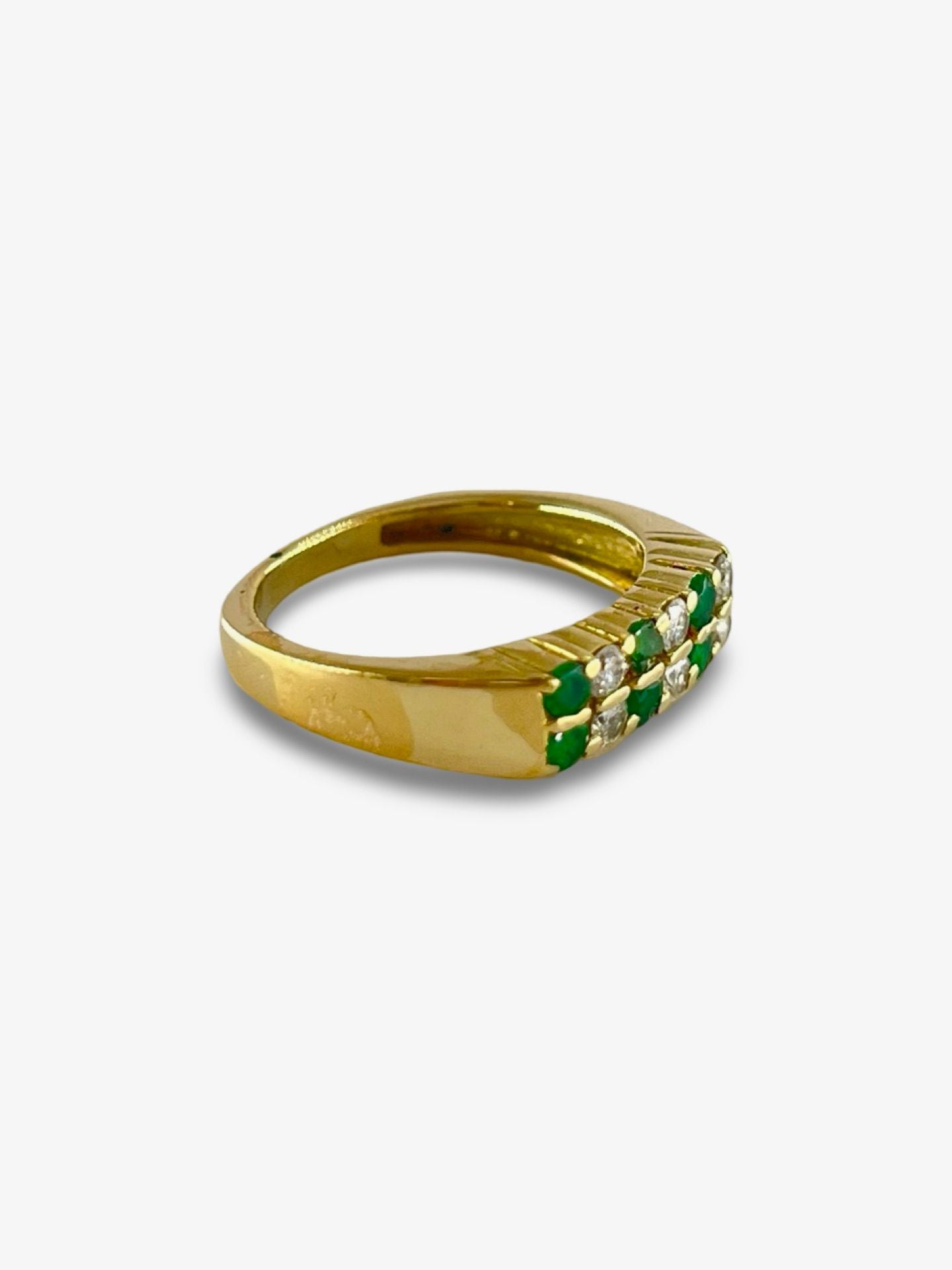 Découvrez cette élégante bague en or jaune, sublimée par 6 émeraudes d’un poids total de 0,15 ct, accompagnées de 6 diamants naturels d’un total de 0,24 ct. Un bijou raffiné alliant la beauté des émeraudes et l'éclat des diamants, parfait pour sublimer votre collection de bijoux précieux. Idéale pour un cadeau exceptionnel ou pour ajouter une touche raffinée à votre quotidien.