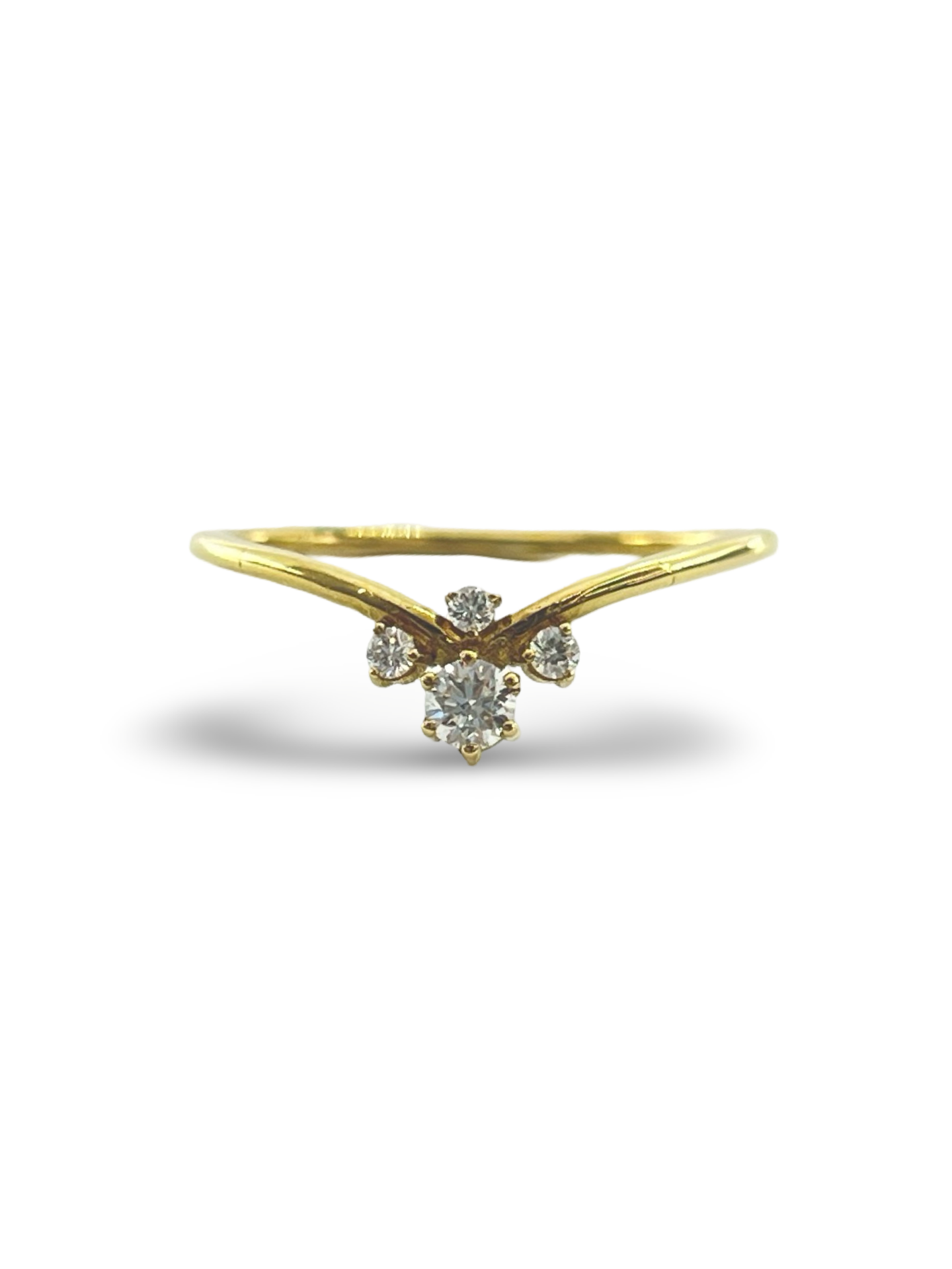 Découvrez cette élégante bague en or jaune, sublimée par des diamants naturels d’un poids total de 0,18 ct. Un bijou raffiné qui apporte une touche de lumière à chaque instant. Parfait pour sublimer vos tenues ou comme cadeau intemporel, cette bague allie finesse et éclat pour un résultat éblouissant.