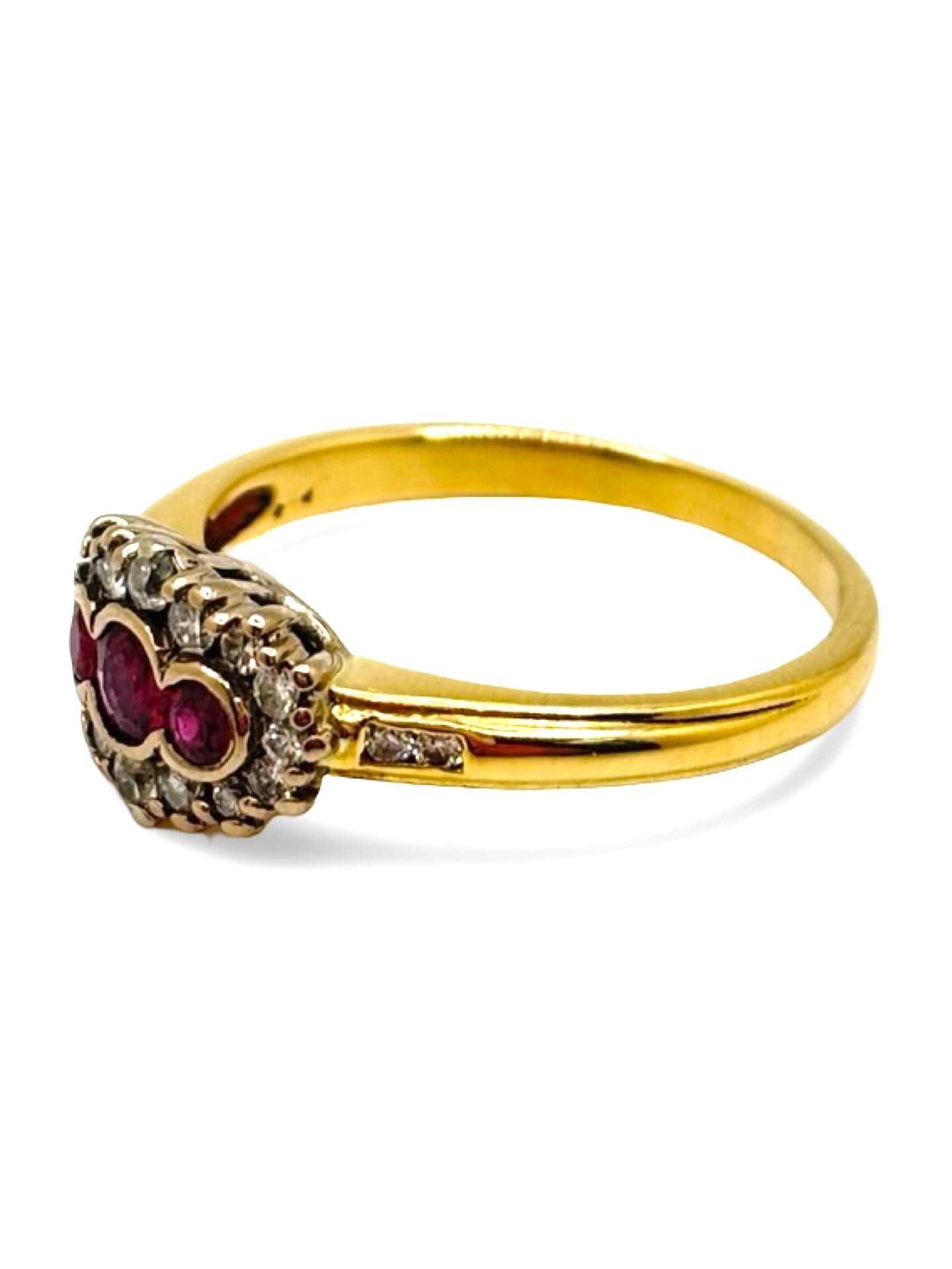 Bague en or jaune sertie d’un rubis de 0,25 carat et de diamants totalisant 0,25 carat. Ce bijou élégant met en valeur l’intensité du rubis, sublimée par l’éclat des diamants. Une bague raffinée et lumineuse, idéale pour les amateurs de joaillerie fine, de pierres précieuses et de pièces uniques au design classique et sophistiqué.