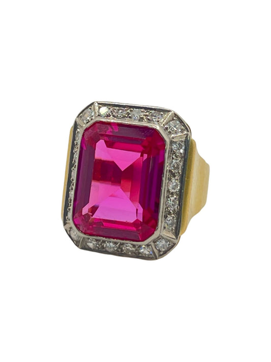 
Découvrez notre élégante bague en or jaune, sublimée par un rubis synthétique de 25 ct environ, entouré de 22 diamants naturels taillés en 8/8 pour un poids total d'environ 0,55 ct. Parfaite pour ajouter une touche de raffinement à votre collection de bijoux, cette bague associe la beauté intemporelle de l’or jaune à l'éclat du rubis et des diamants. 