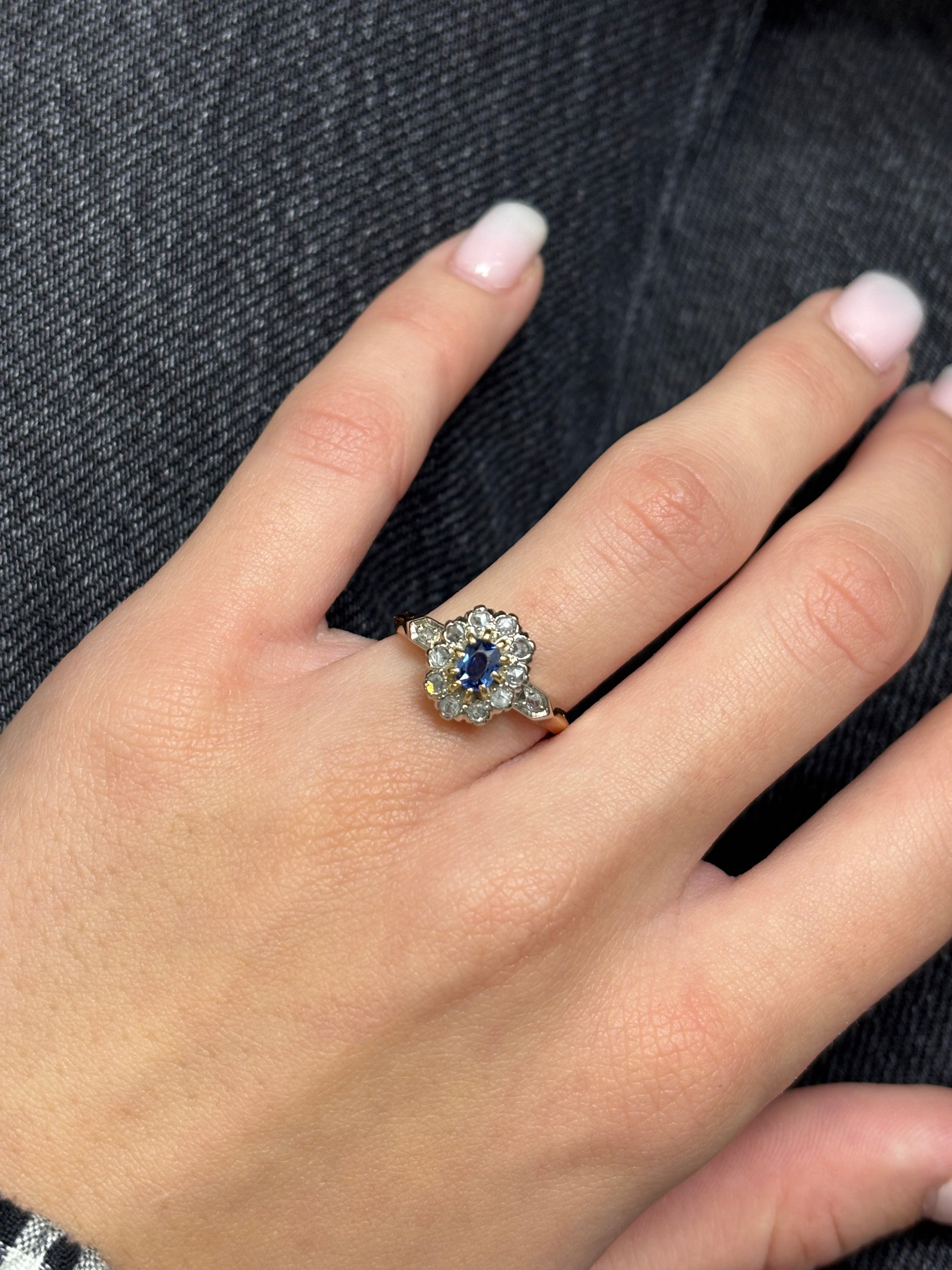 Laissez-vous séduire par cette bague en or jaune sublimée par un saphir de 0,5 ct et 0,5 ct de diamants. Alliant la profondeur du bleu au scintillement des diamants, ce bijou incarne l’élégance et le raffinement. Parfait pour marquer une occasion spéciale ou enrichir votre collection, il reflète un style intemporel et prestigieux.