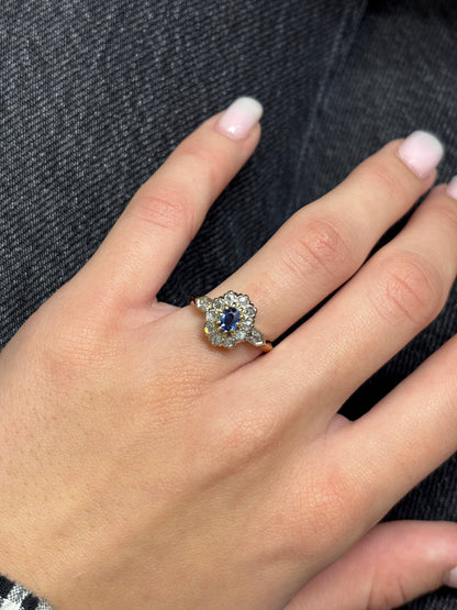 Laissez-vous séduire par cette bague en or jaune sublimée par un saphir de 0,5 ct et 0,5 ct de diamants. Alliant la profondeur du bleu au scintillement des diamants, ce bijou incarne l’élégance et le raffinement. Parfait pour marquer une occasion spéciale ou enrichir votre collection, il reflète un style intemporel et prestigieux.