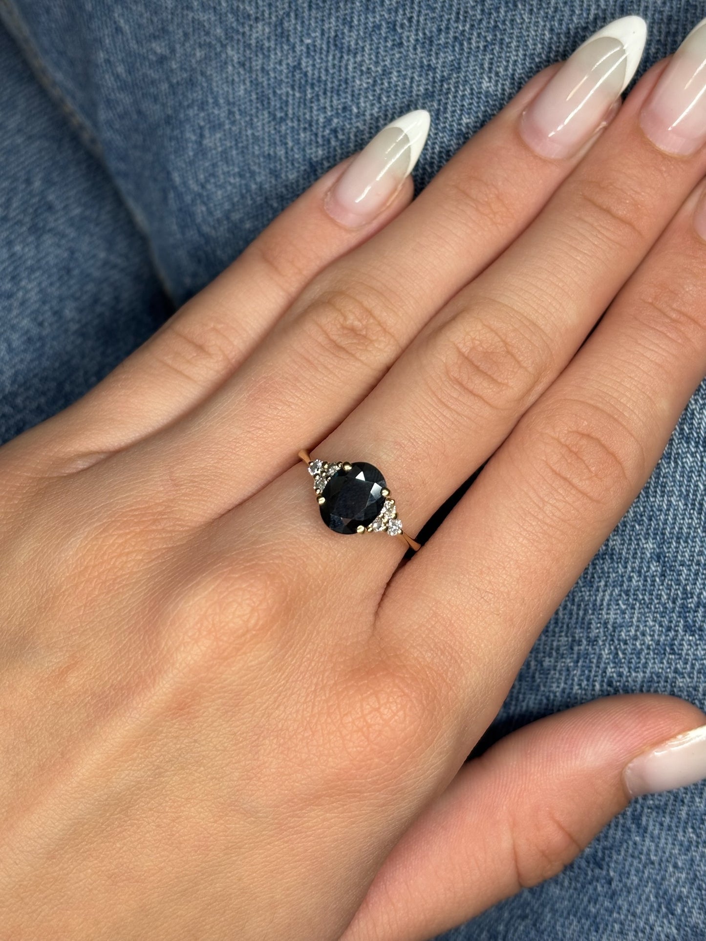 Sublime bague en or jaune 18 carats, mettant en valeur un somptueux saphir bleu de 1,5 carat, rehaussé par 0,18 carat de diamants éclatants. Ce bijou allie la chaleur de l’or jaune à la profondeur du saphir, pour un rendu à la fois classique et raffiné. Une pièce d’exception qui séduit par son élégance intemporelle, idéale pour célébrer un moment précieux ou affirmer un style élégant au quotidien.