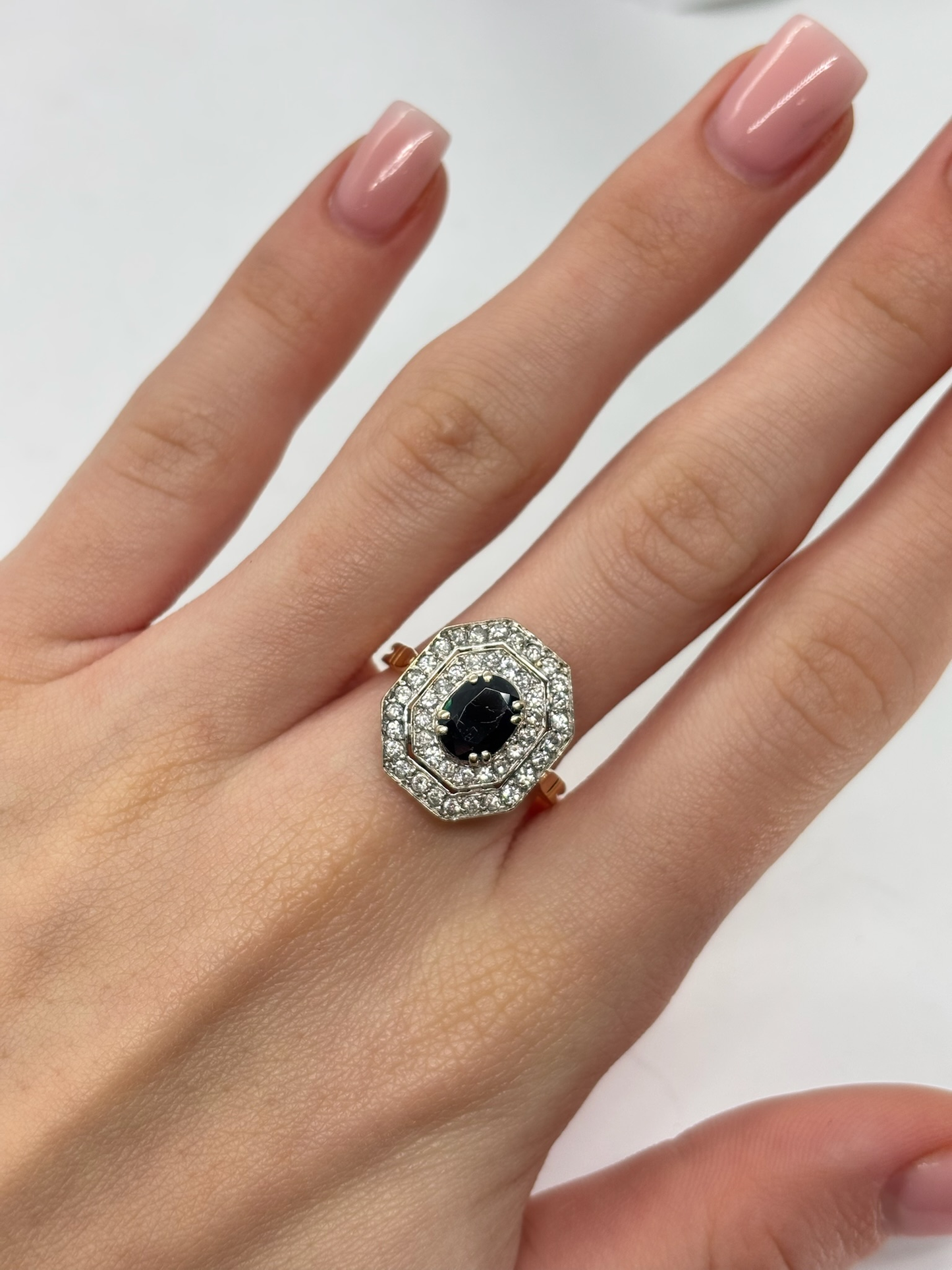 Bague en or jaune 18 carats sertie d’un saphir bleu naturel de 1 carat, entouré de diamants pour un total de 0,42 carat. Bijou de joaillerie élégant et intemporel, idéal pour fiançailles, anniversaire ou cadeau précieux. Le contraste entre l’or jaune lumineux, le bleu profond du saphir et l’éclat des diamants souligne un style raffiné et précieux.