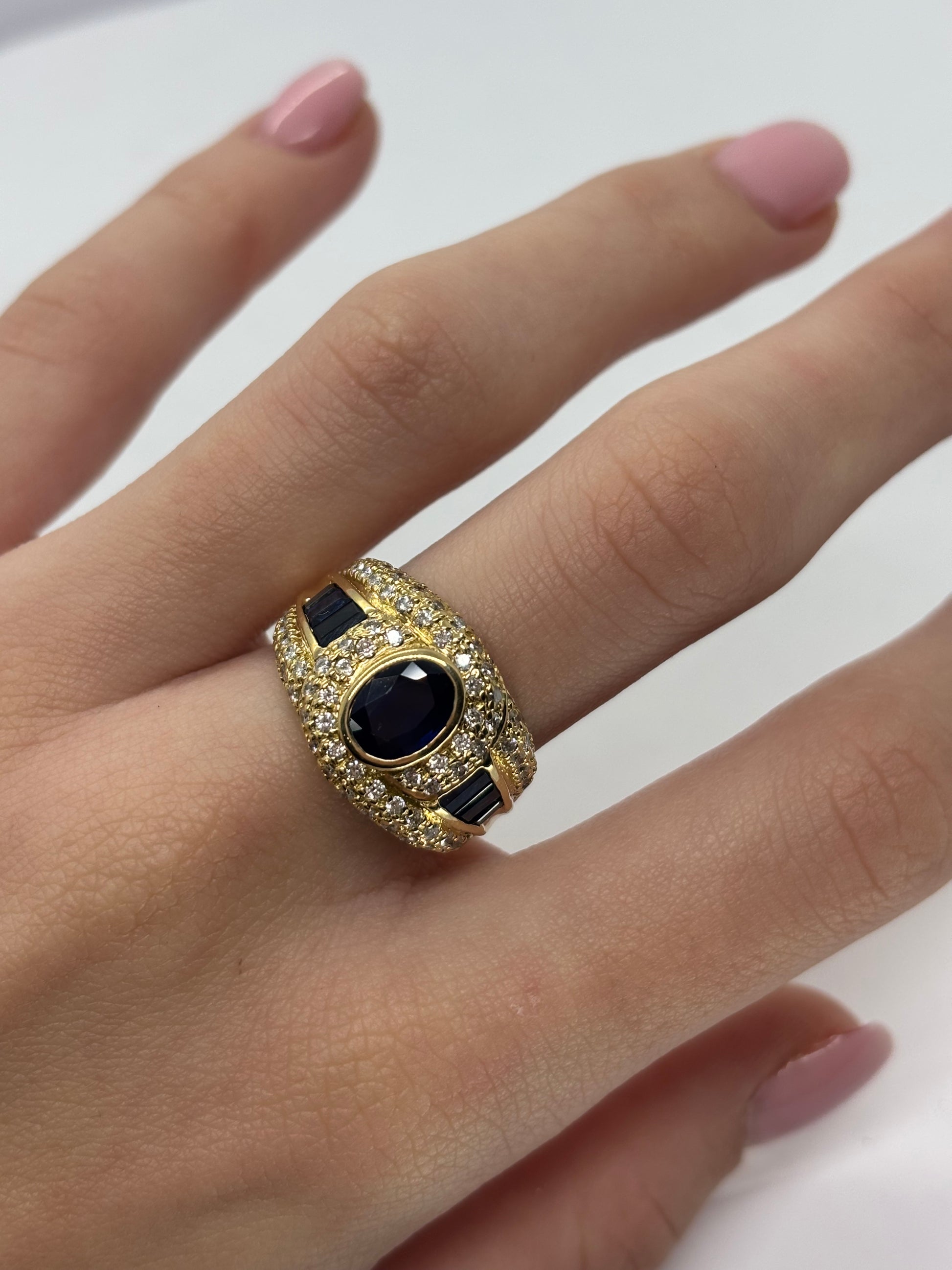 Bague en or jaune ornée d’un saphir bleu de 2,5 carats et de diamants totalisant 1 carat. Ce bijou allie éclat et sophistication, mettant en valeur la profondeur du saphir et la brillance des diamants. Idéal pour sublimer la main avec élégance et apporter une touche de luxe intemporel à toutes les occasions.